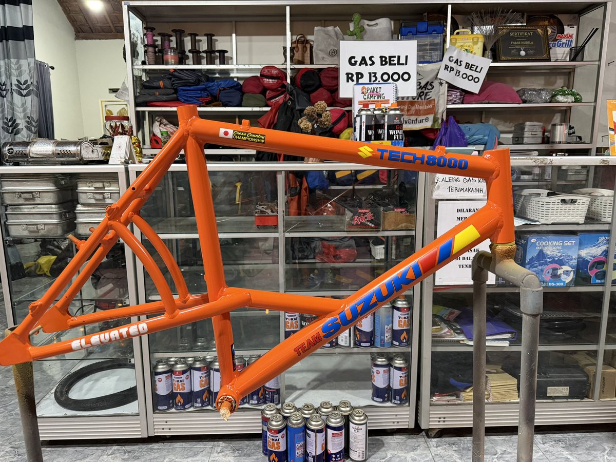 fjrmuharram's tweet photo. Hello panggil ia aenia, karna memang tema 2026 ini adalah olahraga maka kita coba masuk ke cabor sepedahan.

Frame : Suzuki tech 8000

Ada hal unik dari ini sepeda, masuk
Ke jenis MTB, dengan teknologi eveleted, jadi dulu tahun 80-90 kalo beli motor hadiahnya sepedah bukan helm https://t.co/UO6G8Yj7Pw