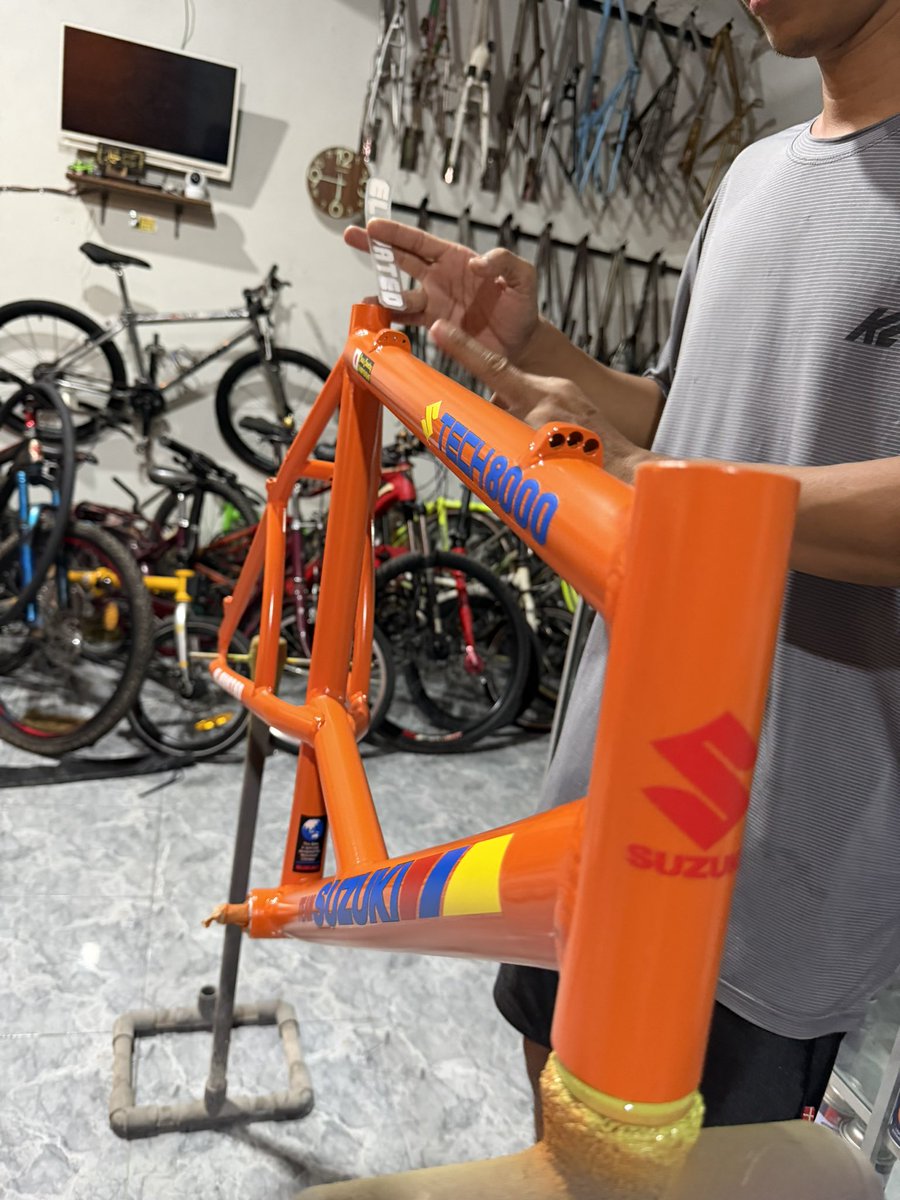 fjrmuharram's tweet photo. Hello panggil ia aenia, karna memang tema 2026 ini adalah olahraga maka kita coba masuk ke cabor sepedahan.

Frame : Suzuki tech 8000

Ada hal unik dari ini sepeda, masuk
Ke jenis MTB, dengan teknologi eveleted, jadi dulu tahun 80-90 kalo beli motor hadiahnya sepedah bukan helm https://t.co/UO6G8Yj7Pw