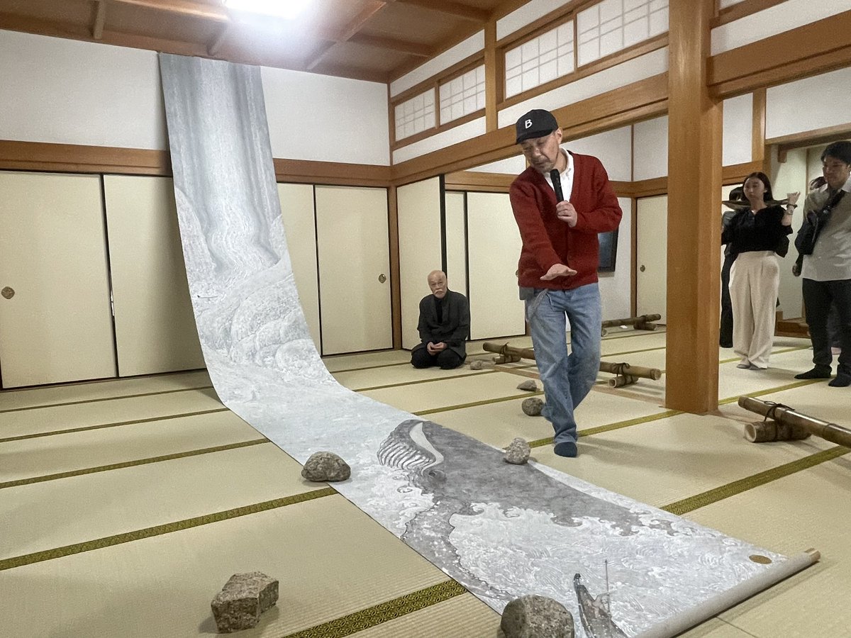 hkisyuu's tweet photo. 那智大瀧展のギャラリートークへ。
技法の解説はもちろん、那智の滝にどう向き合い、どう表現したのか。制作の背景を直接伺えて感無量でした。
地方にいると作家さんのお話を直接聞ける機会は少ないので、本当に貴重な時間でした。 https://t.co/eC6t4rDHJf