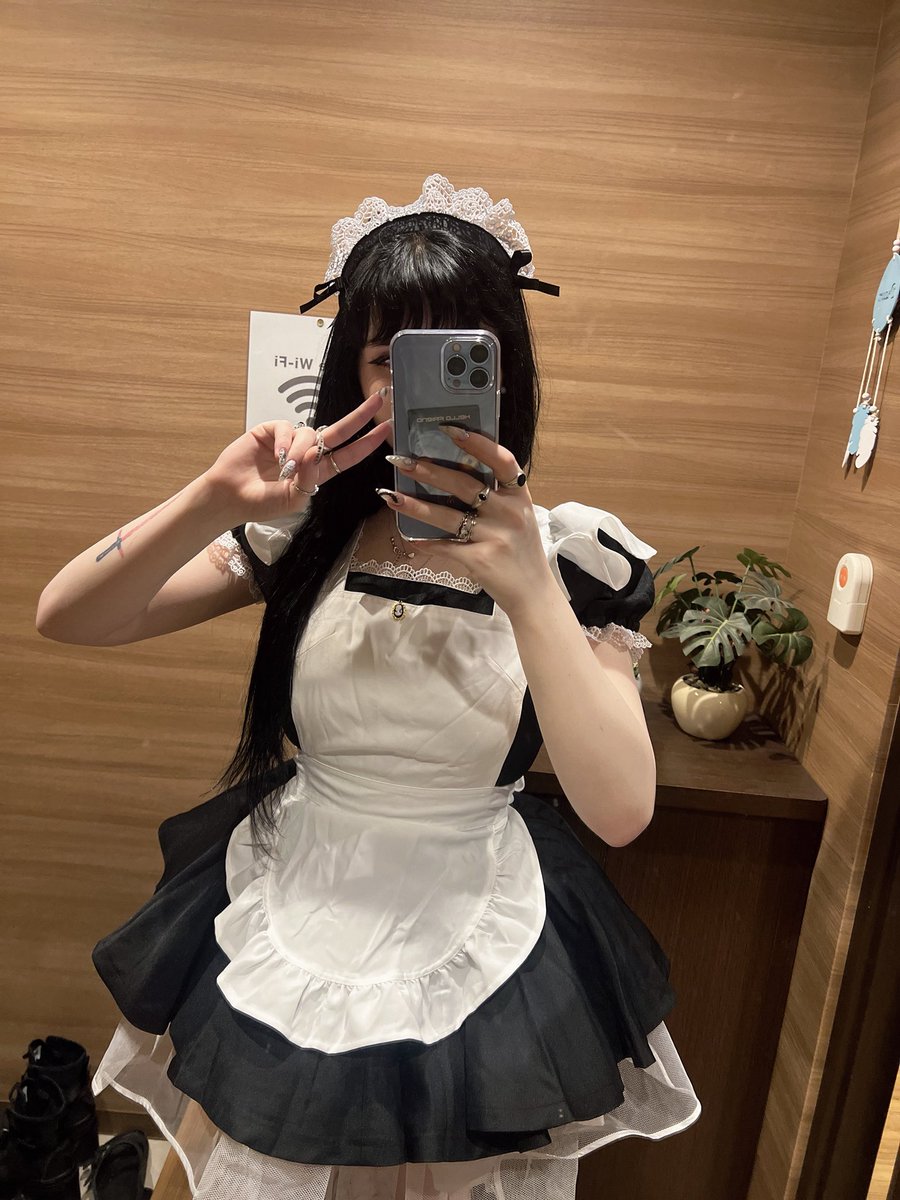 itsaricee's tweet photo. i bought a maid outfit (*^ω^*) https://t.co/pLTzJEegp1