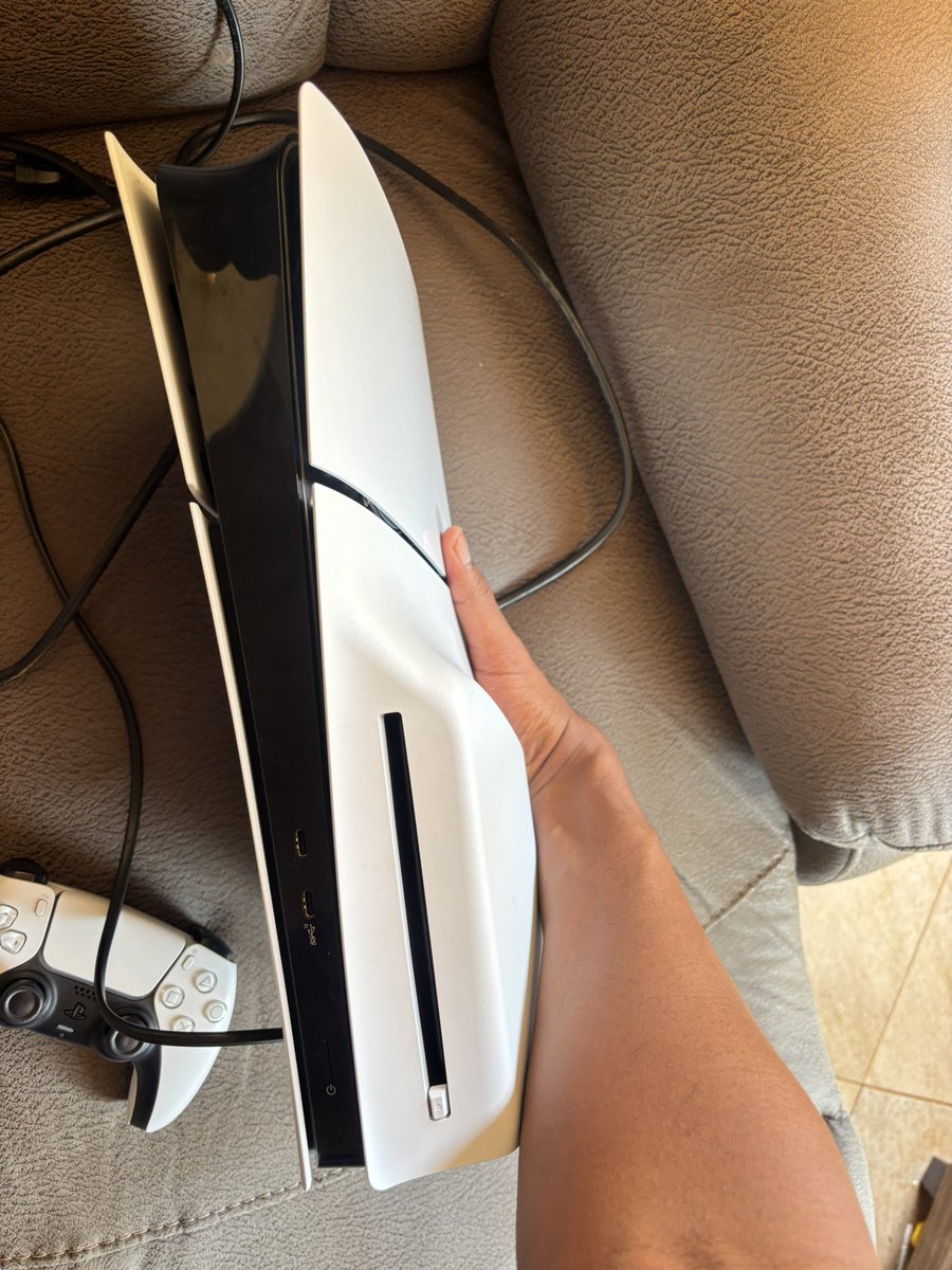imkabel0's tweet photo. Selling my ps5 R8000…price negotiable dm or text 0609692518…. https://t.co/6an70y5emt