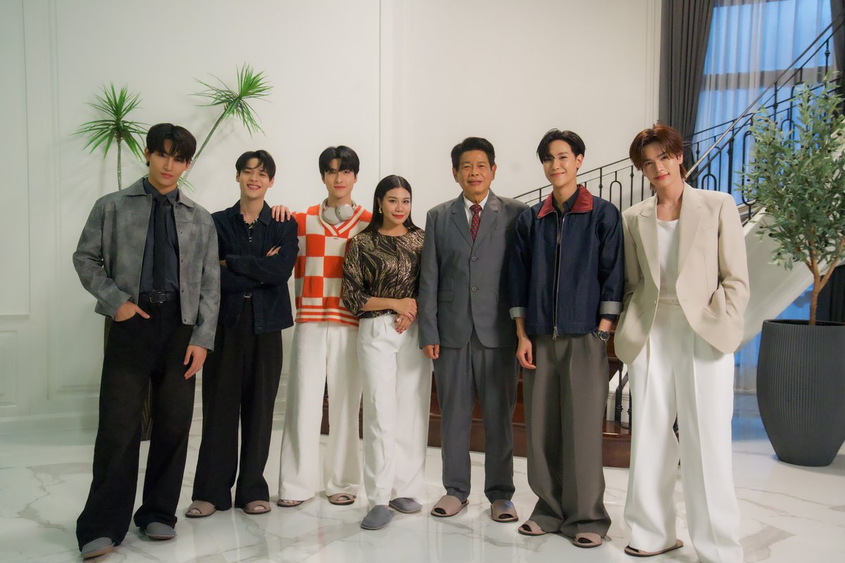 MyRomanceSeries's tweet photo. วันนี้ครอบครัวเราใหญ่ขึ้น แล้วก็อบอุ่นขึ้นด้วยนะ💞✨

#MyRomanceScammerFinalEP
@jnnrrs @Markjrtn @ohmthitiwat @poon_mit12 @nattapatmac_ https://t.co/1rN7K5WzBo