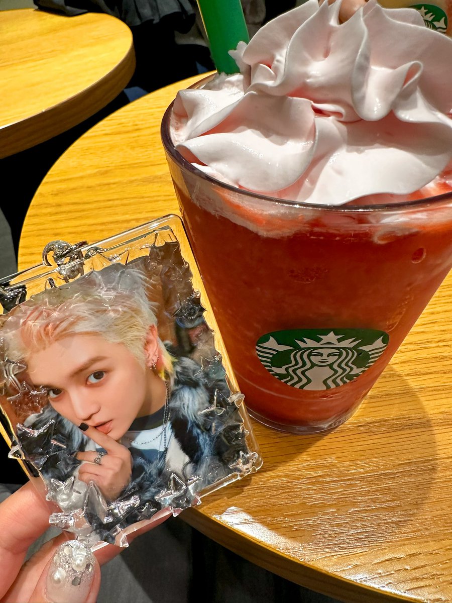 hello_ty71s2's tweet photo. Starbucks🥤
딸기 프라페치노

딸기 과육 대용량
블랙 티 버전🍓🖤✨⸰ 𖥔 ͙ࣳ　
😋✌🏻

한국도 더울까?

#TAEYONG
#태용밥 https://t.co/qvsnVtgz6o