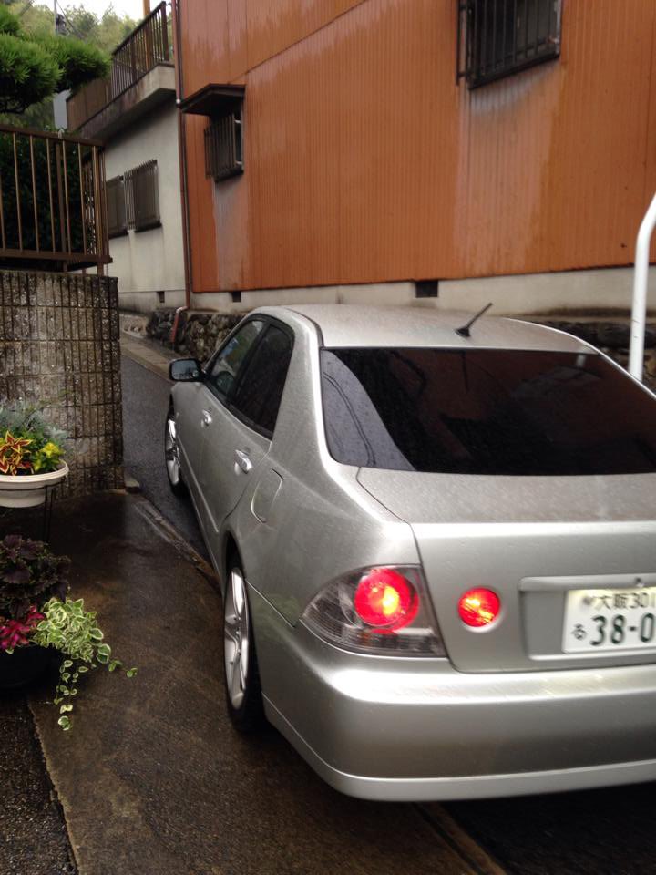 対象者の捜索中、毛細血管の様な道路に迷い込む。

後戻りも、Uターンもできない。

ALTEZZAの6MT、クラッチ操作の音が、雨が滴る路地に響く。

プロの技術が試される、孤独な時間だ。

#ドキドキ探偵談
#ALTEZZA
#調査車両