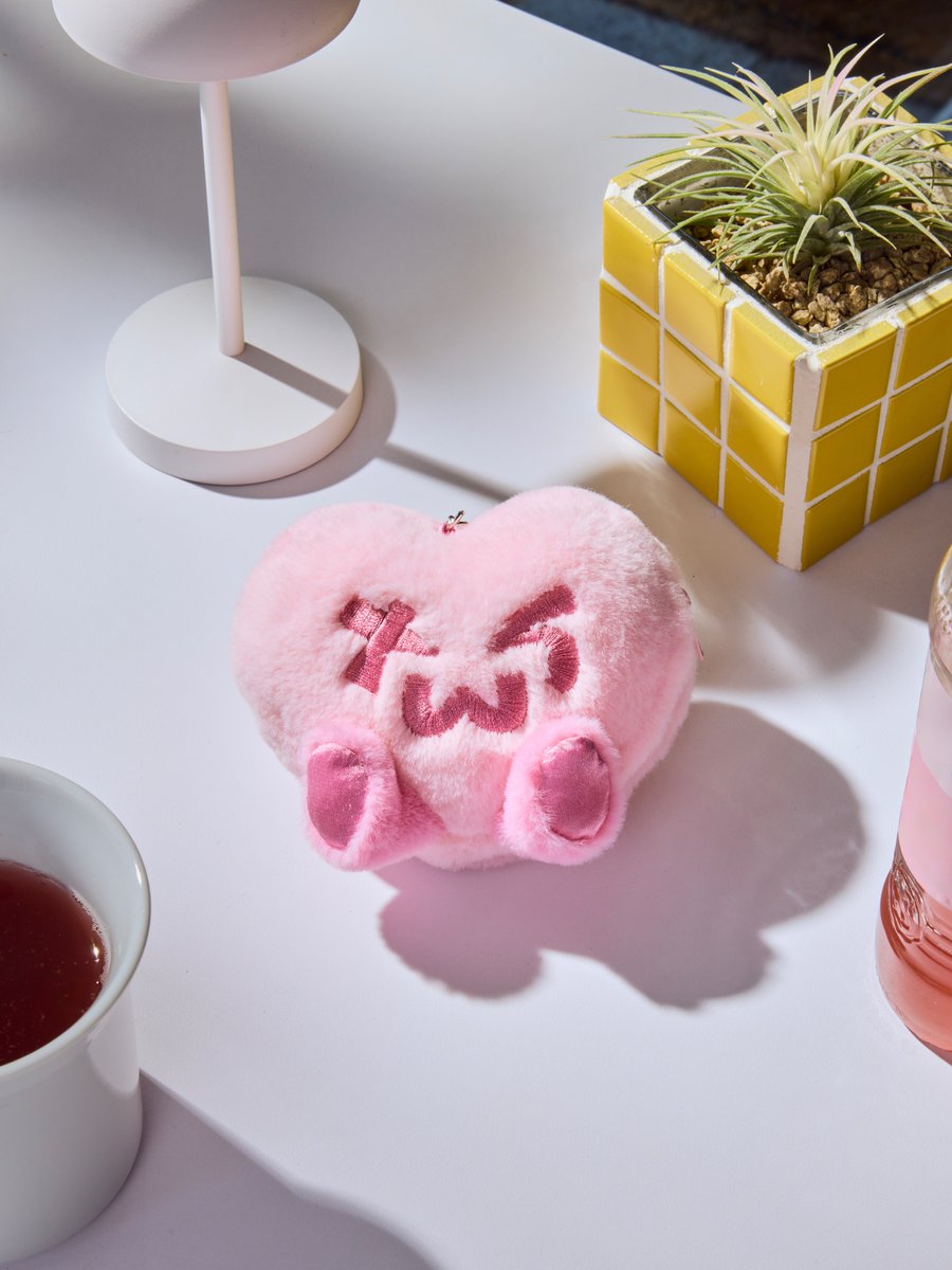 HYBE_MERCH's tweet image. TWS 5th Mini Album 'NO TRAGEDY' Merch.
Concept Photo 📷 (2/3)

[OFFLINE]
📅 2026. 04. 27 - 05. 02 
📍 서울 용산구 한강대로 42, 1F

[ONLINE]
🌹 상품 공개: 2026. 04. 24. 12PM(KST)
📆 판매 오픈: 2026. 04. 27. 11AM(KST)
📍 @weverseshop 

#TWS #투어스 #247WithUs
#NO_TRAGEDY