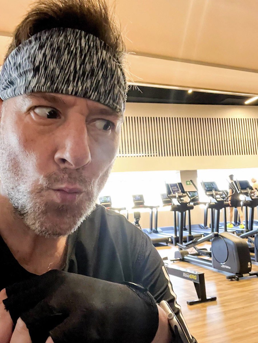 Carlos_Latre's tweet image. Si esperas a tener ganas… no empiezas 😏

A veces no es motivación.
Es arrancar.

Y lo demás… viene después.

¡Feliz lunes! 💪

👉 Decidme una palabra que defina vuestro lunes 👀👇

#nuevasemana #felizlunes #letsgo #gymtime #carloslatre