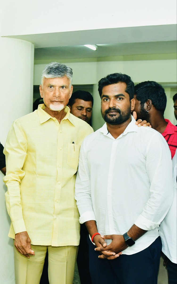 balukrish20's tweet photo. తెలుగుదేశం పార్టీ జాతీయ అధ్యక్షుడు, నవ్యాంధ్రప్రదేశ్ నిర్మాణ శిల్పి, రాష్ట్ర ముఖ్యమంత్రి మాన్యశ్రీ Nara Chandrababu Naidu గారికి హృదయపూర్వక జన్మదిన శుభాకాంక్షలు. https://t.co/ul4TTuN0jk