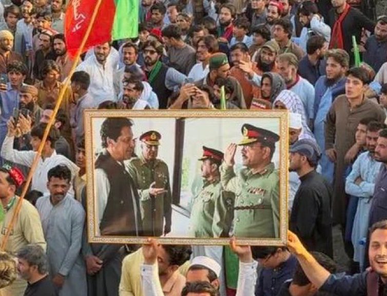 سلیقہ جن کو سکھایا تھا ہم نے چلنے کا
وہ لوگ آج ہمیں دائیں بائیں کرنے لگے

#MardanJalsa