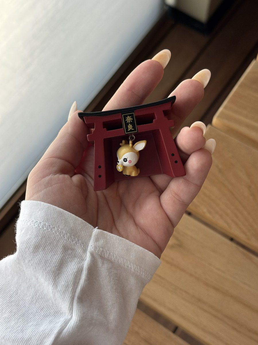 Подружка-коллега вернулась из отпуска в Японии и Кореи и прошу заценить какая теперь киса красуется на электронной книжке + какой офигенный магнит из Нары это ваще восторг