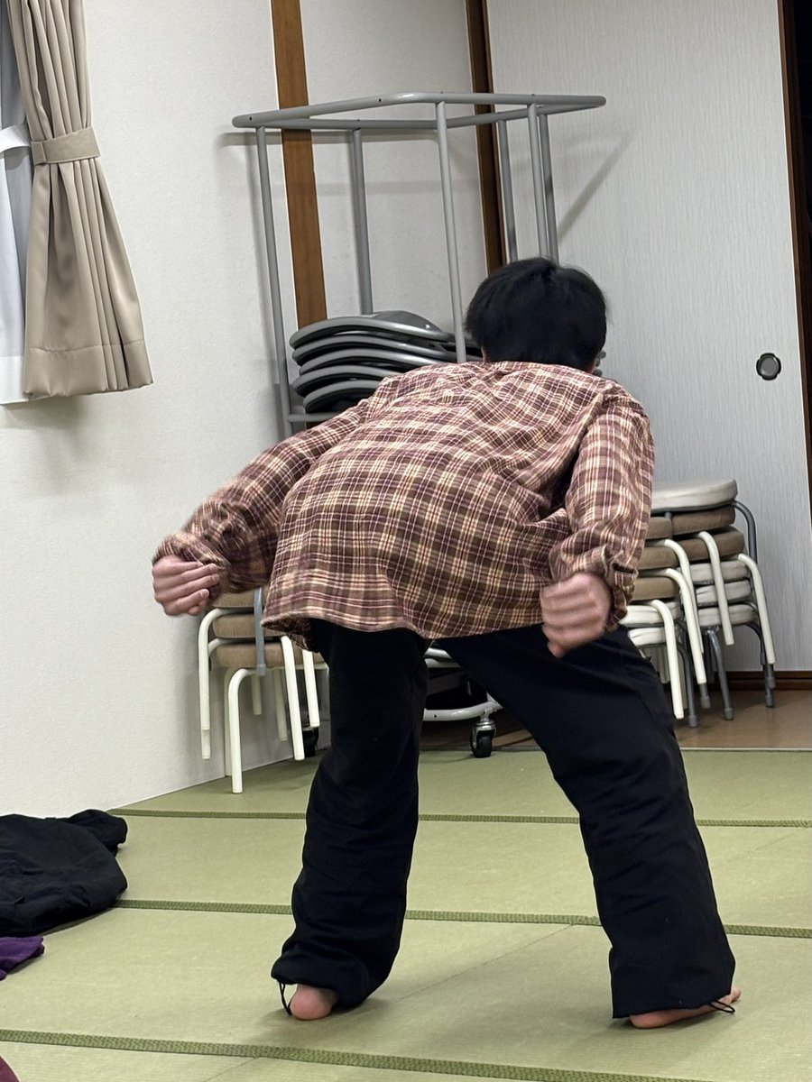 今日は

「ゆうくんのミュージックホール」

の稽古写真を！
主宰の諏訪脚本であるこの作品では福田健人が夜にグルグルと色んなことを思い出していきます。
福田健人の身体やユーモアを散りばめつつも諏訪こばとらしい作品となっています。

予約はこちらから↓
docs.google.com/forms/d/e/1FAI…