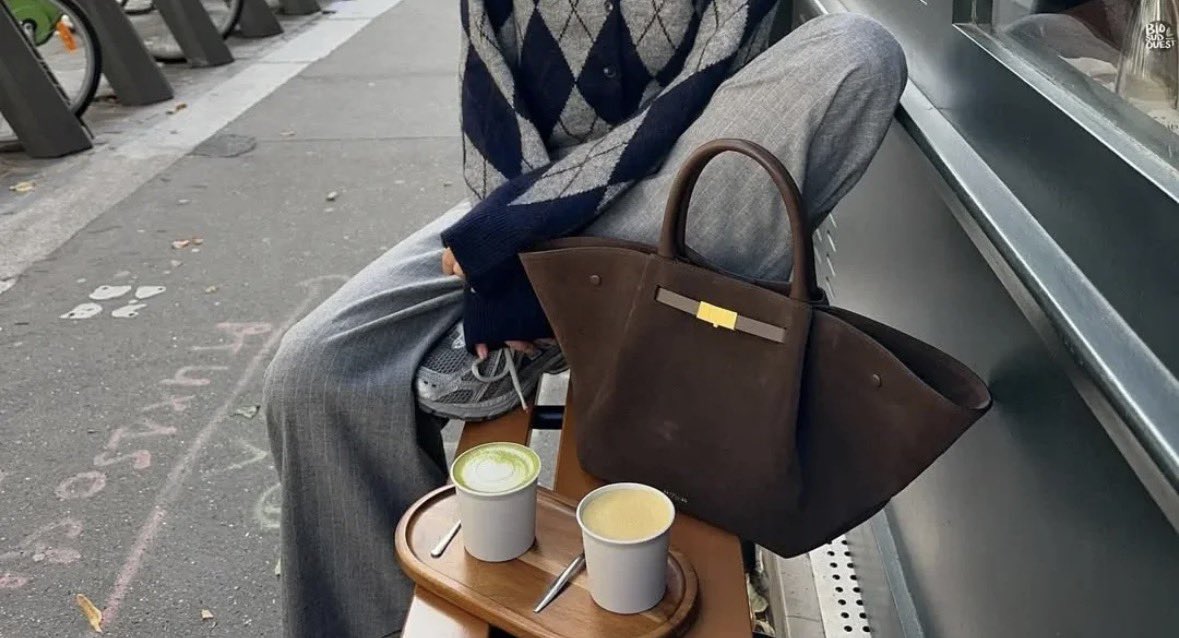 M9036654878037's tweet image. SNSでよく見かけるやつ。次に座る人へのリスペクトが無い。自分をお金持ちと見せたい貧相でお育ちの悪い女性を具現化すると全部このスタイルになるの？What do you think about sitting like this?

#manners #etiquette #respectculture 
#fashion #style #inspo #aesthetic #outfitideas