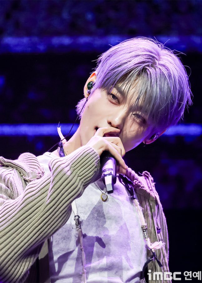 jeonqhyeons's tweet photo. WHAT THE HELL SILVER HAIRED JEONGHYEON?!?!!!! https://t.co/cISWuHIfrP