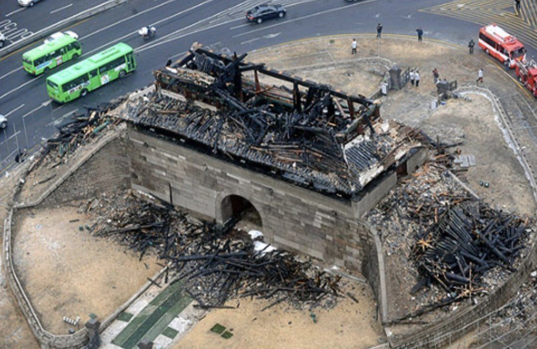 terimakasih0001's tweet image. ✨  朝  鮮  の  国  宝  ✨

韓国人は『日本が全てを奪った！』と言いますが、ソウルの顔である崇礼門（南大門）を朝鮮半島初の国宝に指定したのは実は日本でした。

その崇礼門は2008年、韓国人の手で放火され全焼しました。

(◍•ᴗ•◍)