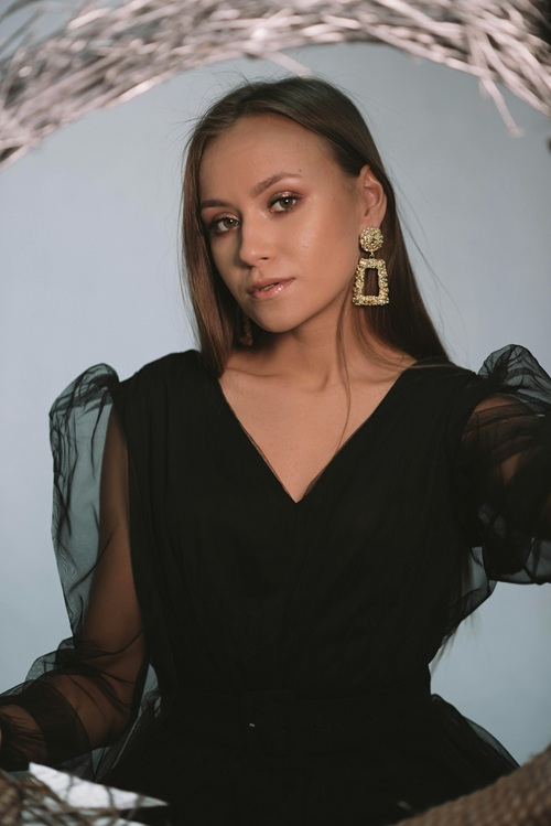 ThreadsWerindia's tweet image. 💎✨ Black outfits deserve sparkle—see which jewellery makes them iconic. 👉 Tap to style smarter: buff.ly/trEZIVg

#BlackOutfitStyle #JewelleryGoals #StyleTips #Threads #WeRIndia