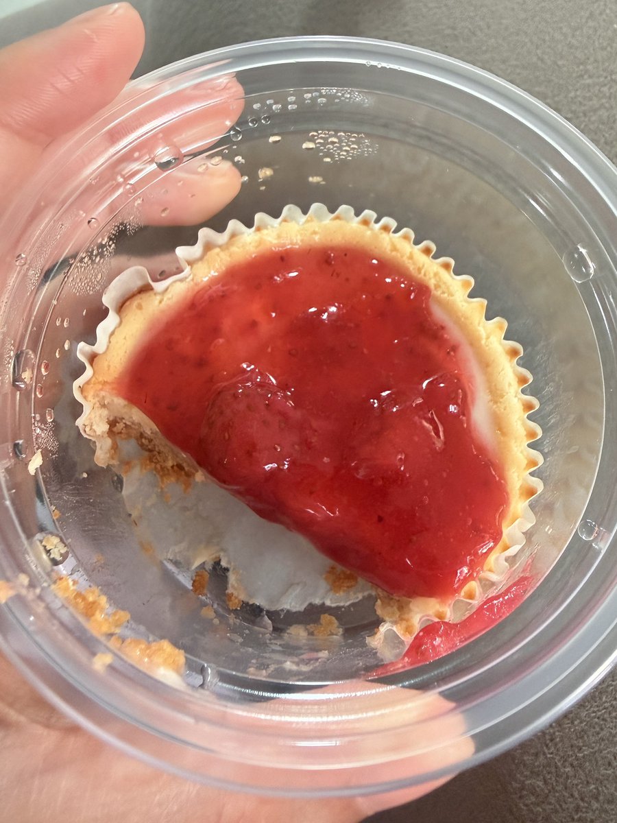 ชีสทาร์ตอันนี้อร่อยยยของ yoguruto หวานเปรี้ยวๆกำลังดี แป้งข้างล่างกรุบๆเคี้ยวเพลินมาก แช่เย็นๆแล้วกินคือฟินนน