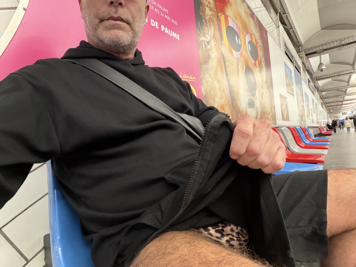 mappe2011's tweet photo. Mode salope dans le métro maintenant…direct Vincennes https://t.co/Jvaw96RQ4Q