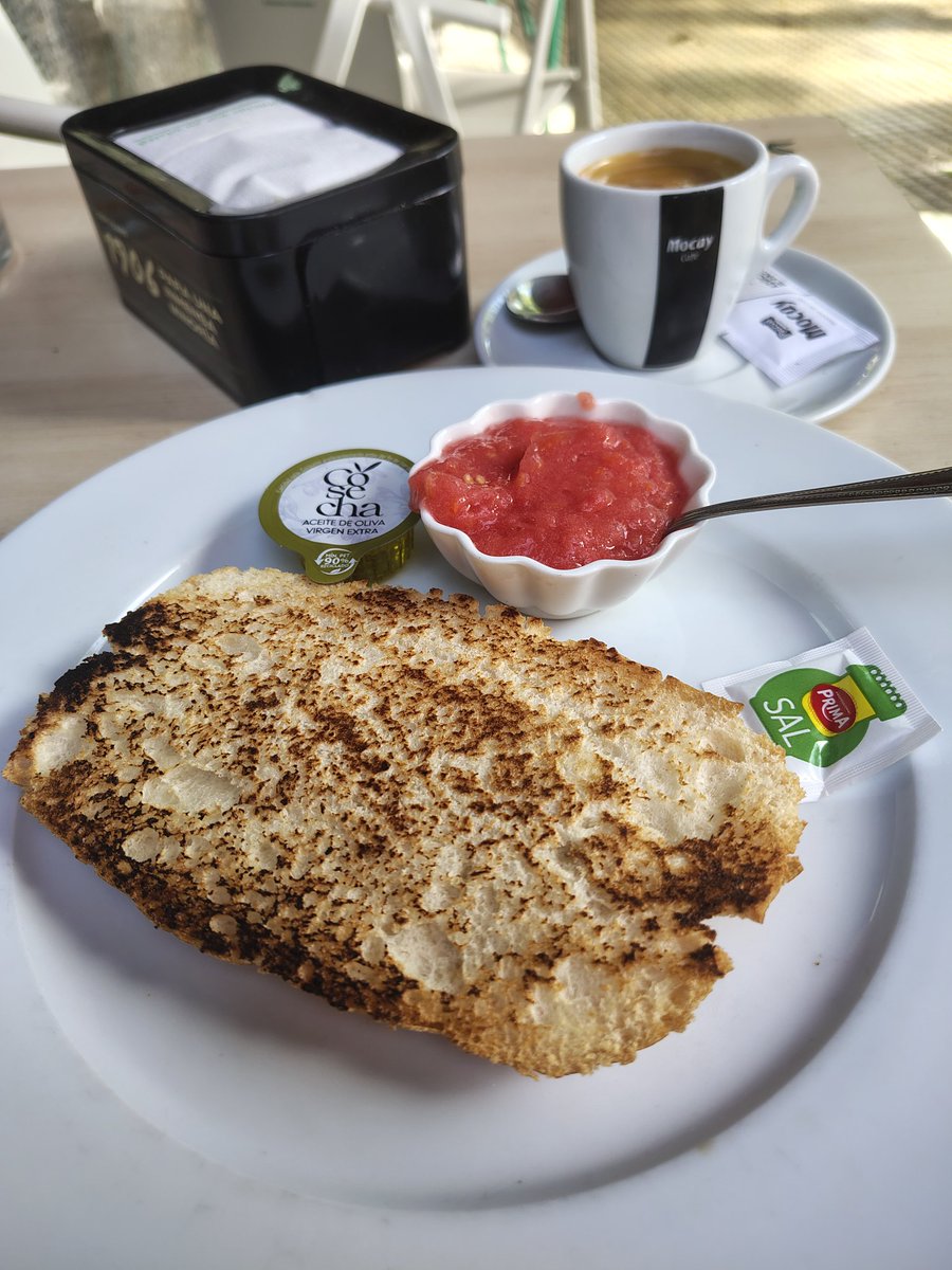 VecinaMaja's tweet image. Hoy, #Desayunando en la terraza del bar/cafetería #Niza en la plaza de la parada de taxis de #Majadahonda