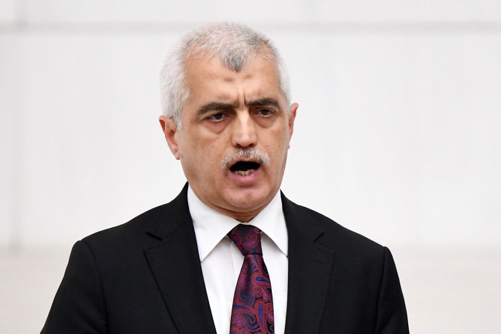 velev_news's tweet photo. Gergerlioğlu, Yusuf Tarık Gül ve KHK’lı ailesinin dramını anlattı: ‘Ölüm listesi’nde bile ayrımcılık yapılmıştı

🔻Baba bana, “1600 gün beni bekleyen yavrum bana doyamadan katledildi” dedi. Zulüm işte tam da budur. Sadece bir kişiyi değil, çocuğu da aileyi de vurur.

https://t.co/O3le50G5iY