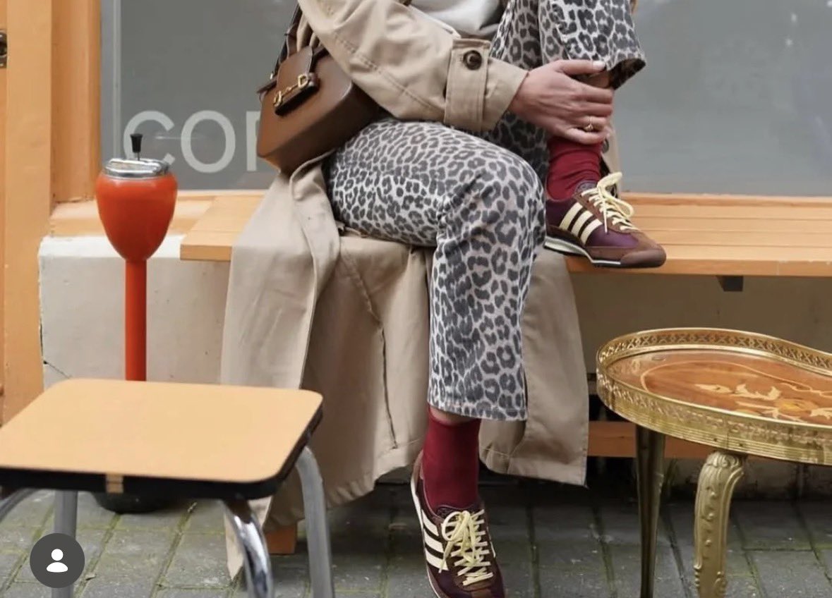 M9036654878037's tweet image. SNSでよく見かけるやつ。次に座る人へのリスペクトが無い。自分をお金持ちと見せたい貧相でお育ちの悪い女性を具現化すると全部このスタイルになるの？What do you think about sitting like this?

#manners #etiquette #respectculture 
#fashion #style #inspo #aesthetic #outfitideas