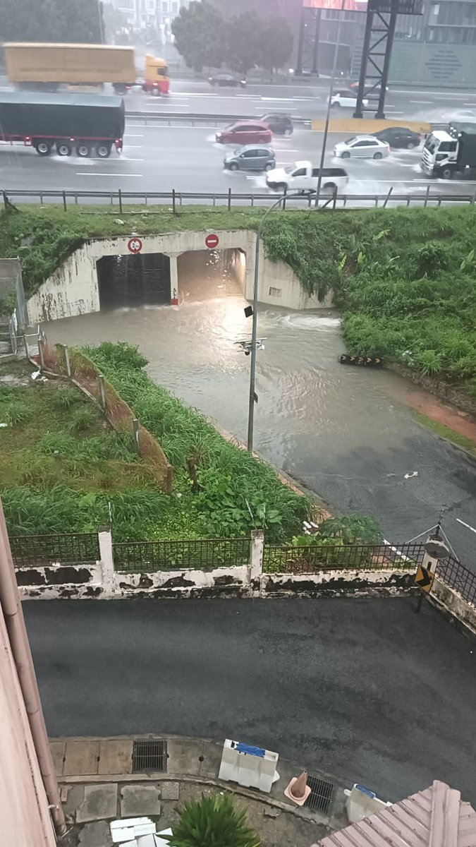adibhazlami's tweet photo. Sekali flash flood terus banjir.

@FahmiDoc @pjcitycouncil tolong bagitau operator banjir dah kerap jadi punca dari air lumpur from nearby site. https://t.co/N2YdpDkl8M