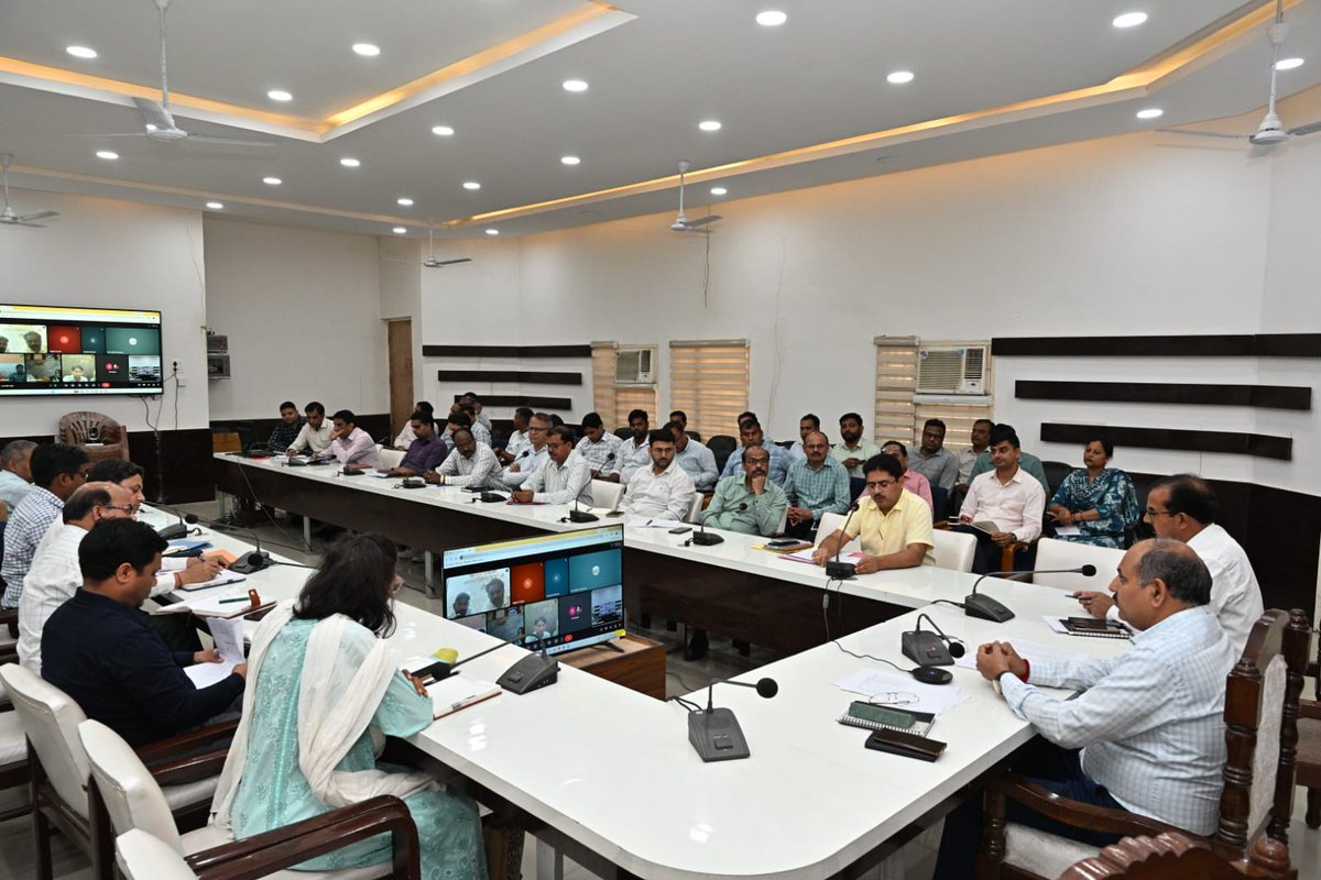 DiprH51604's tweet image. जनपद वासियों की समस्याओं  का त्वरित निराकरण करने के लिए जिलाधियारी मयूर दीक्षित की जनपद में की गई अभिनव पहल

*जनपद हरिद्वार देश के पहला जनपद है जहां वर्चुअल माध्यम से जनप्रतिनिधियों द्वारा भी सुनी जाएगी समस्या*

#Haridwar #Uttarakhand #India