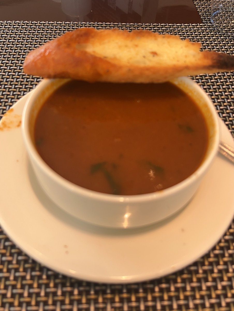 Momoというお店に来てみたら、momoは無いことが判明した！なんてこった！
とりあえずトマトスープ。