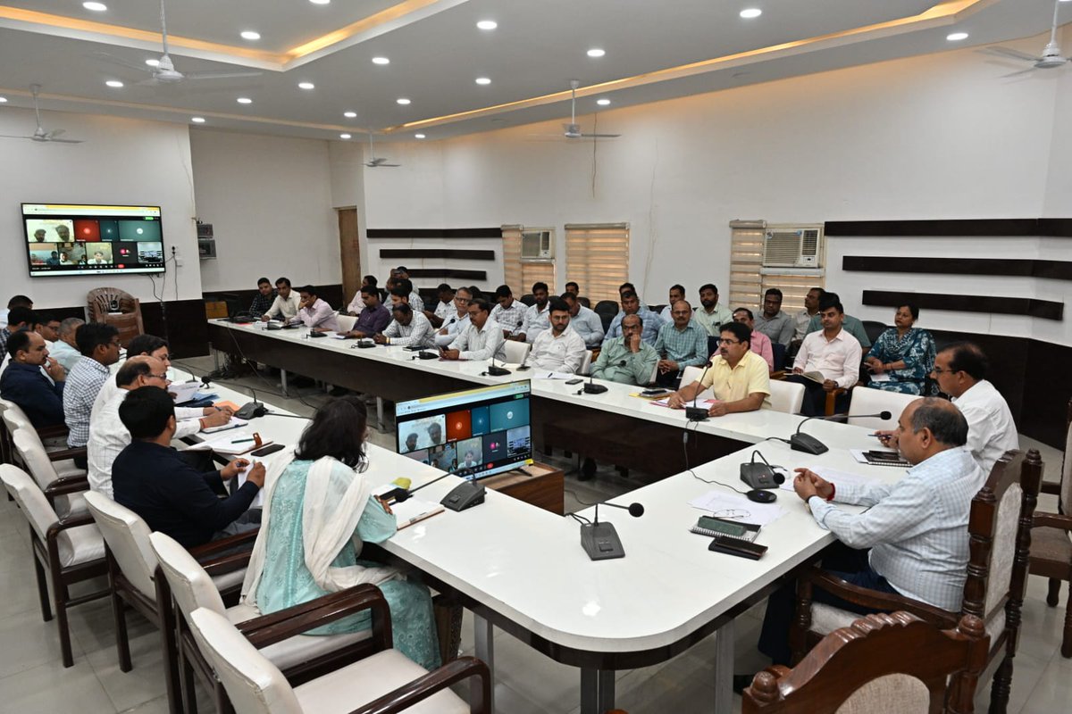 DM_DEOHaridwar's tweet image. जनपद वासियों की समस्याओं  का त्वरित निराकरण करने के लिए जिलाधियारी मयूर दीक्षित की जनपद में की गई अभिनव पहल

*जनपद हरिद्वार देश के पहला जनपद है जहां वर्चुअल माध्यम से जनप्रतिनिधियों द्वारा भी सुनी जाएगी समस्या*

#Haridwar #Uttarakhand #India