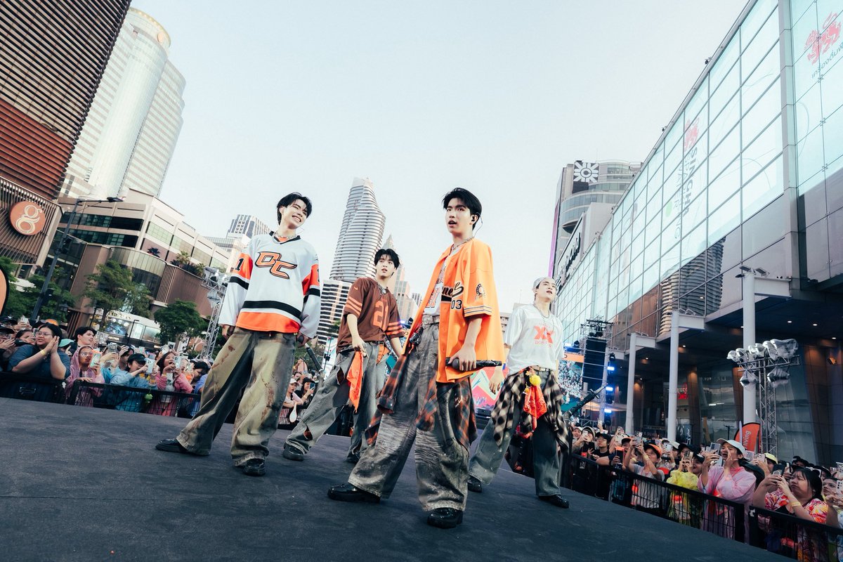 clo_ver_riser's tweet photo. #FWDMLF5xCLO_VER
#FWDMusicLiveFest
#CLO_VER
#RISERMUSIC https://t.co/RwJkVl8A6P