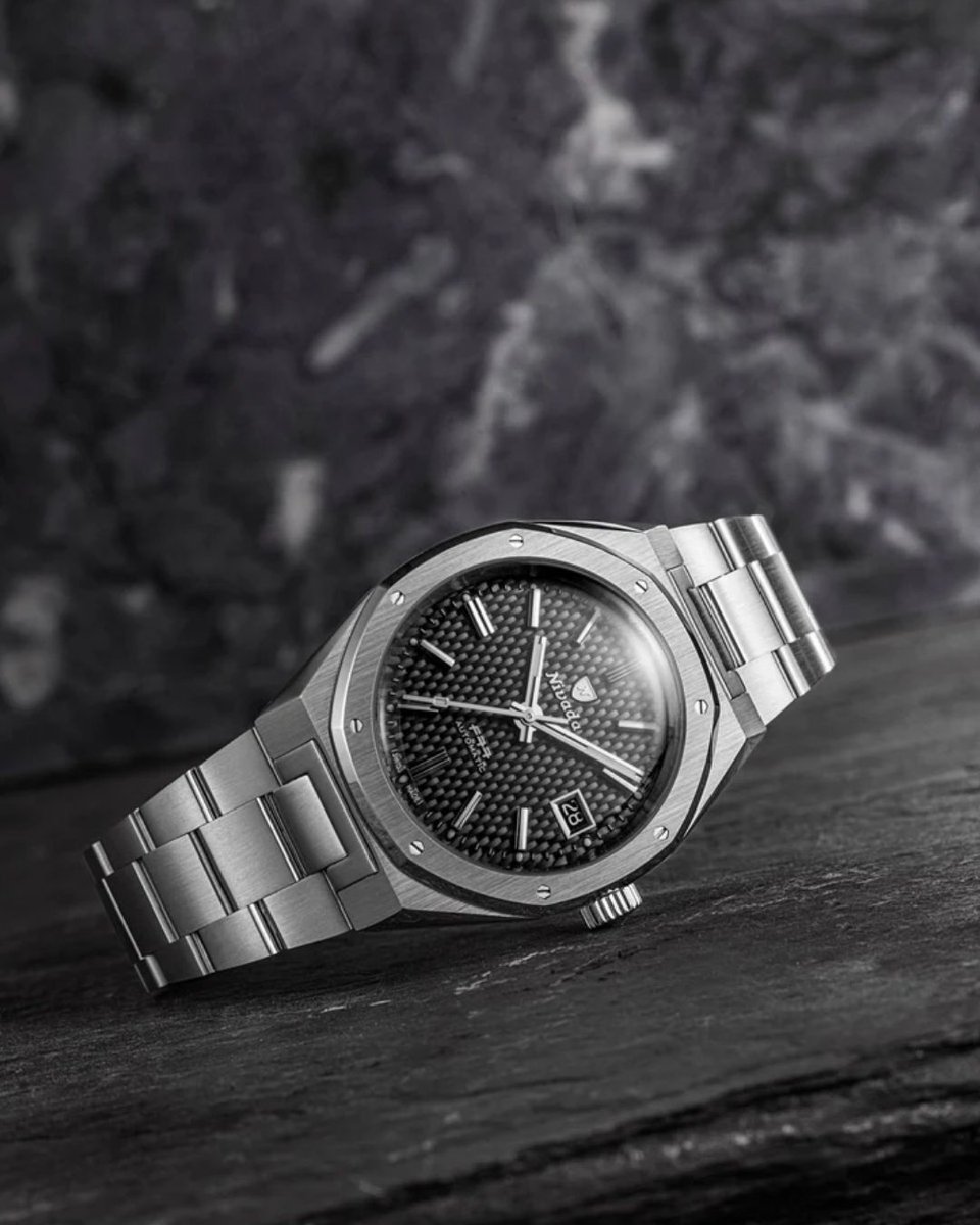 abtsaat's tweet image. Nivada Grenchen F77 Black White MK2⚡

38 mm kasa çapı, 12 mm kasa kalınlığı ve 45 mm lug to lug ölçüsü ile bilekte dengeli ve ergonomik bir duruş sağlayan saat, farklı bilek tiplerine uyum gösterebilen kompakt ve rafine bir form sunuyor. 

#abt #abtsaat #nivada