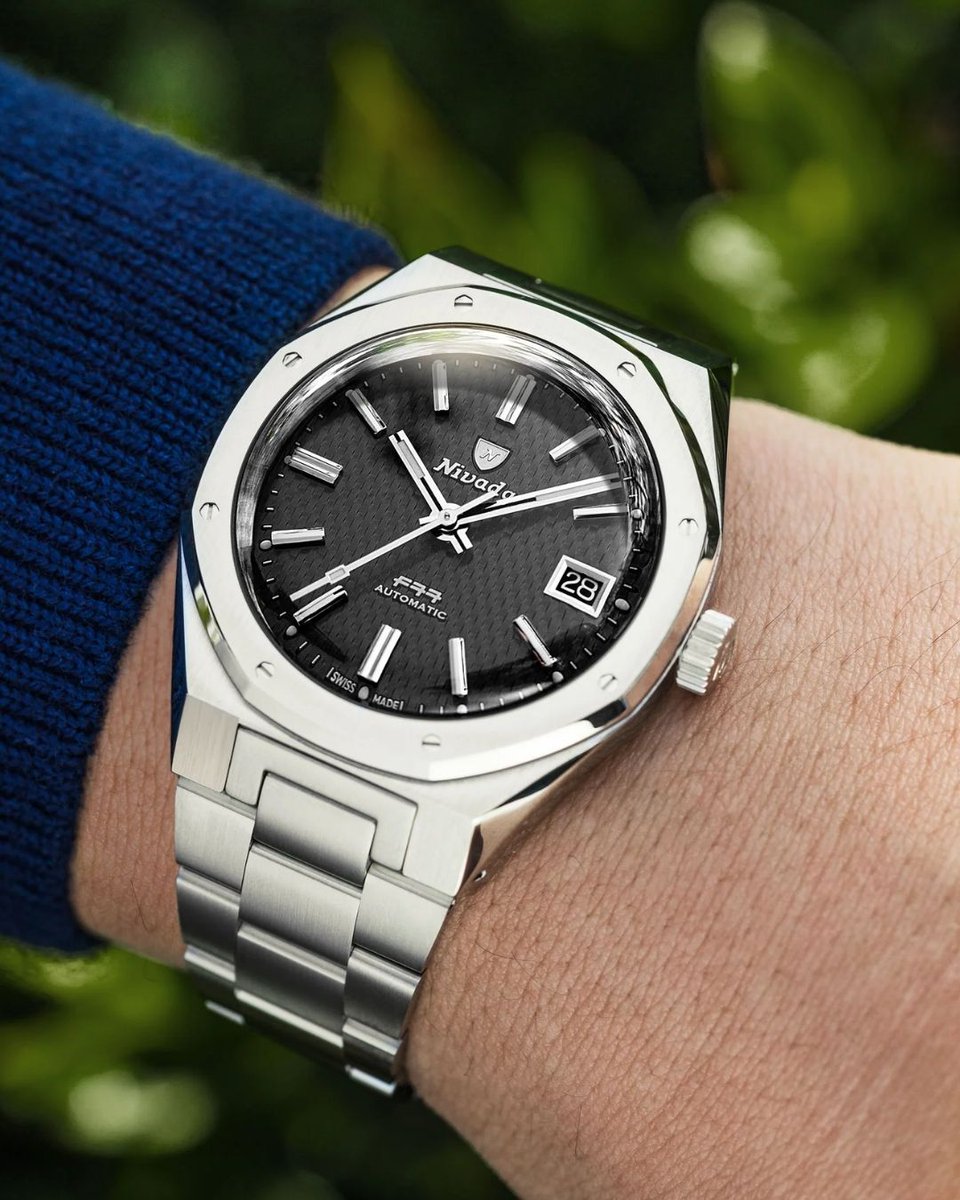 abtsaat's tweet image. Nivada Grenchen F77 Black White MK2⚡

38 mm kasa çapı, 12 mm kasa kalınlığı ve 45 mm lug to lug ölçüsü ile bilekte dengeli ve ergonomik bir duruş sağlayan saat, farklı bilek tiplerine uyum gösterebilen kompakt ve rafine bir form sunuyor. 

#abt #abtsaat #nivada