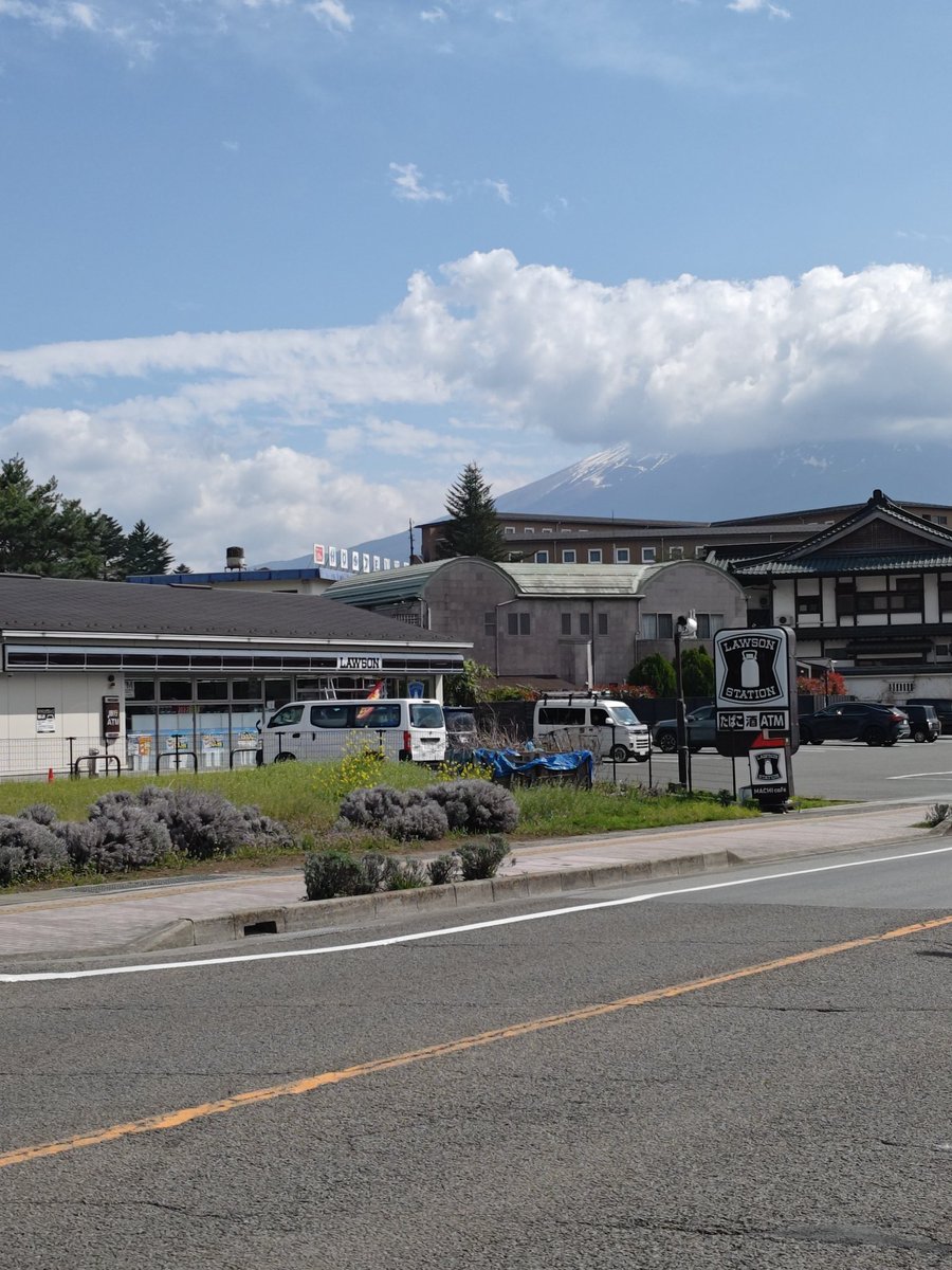 mintbeads's tweet photo. 河口湖駅までお散歩
河口湖大橋を歩いて渡ってみたかった
ここからも富士山
今日は頂上はずっと雲がかかってました
途中見かけたロー���ン
看板も屋根も茶色
写真スポットになってるローソンもこれにすれば良いのに https://t.co/4SgcZRG47B