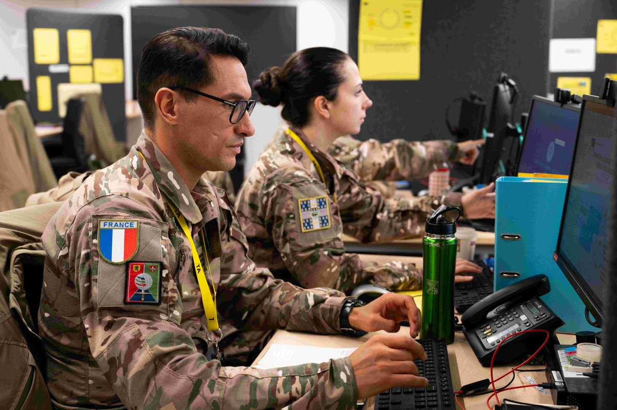 CommandementALT's tweet photo. #ASavoir
➡️ Décembre 2️⃣0️⃣2️⃣5️⃣ certification #OTAN « poste de commandement JLSG » obtenue par le @commandementALT au cours de l’exercice #SteadfastDagger25.
#StrongerTogether #WeAreNATO #ArméeDeTerre
Photos @ Crédit : Julien CHATELLIER/ADT https://t.co/4aM0cUBFOk