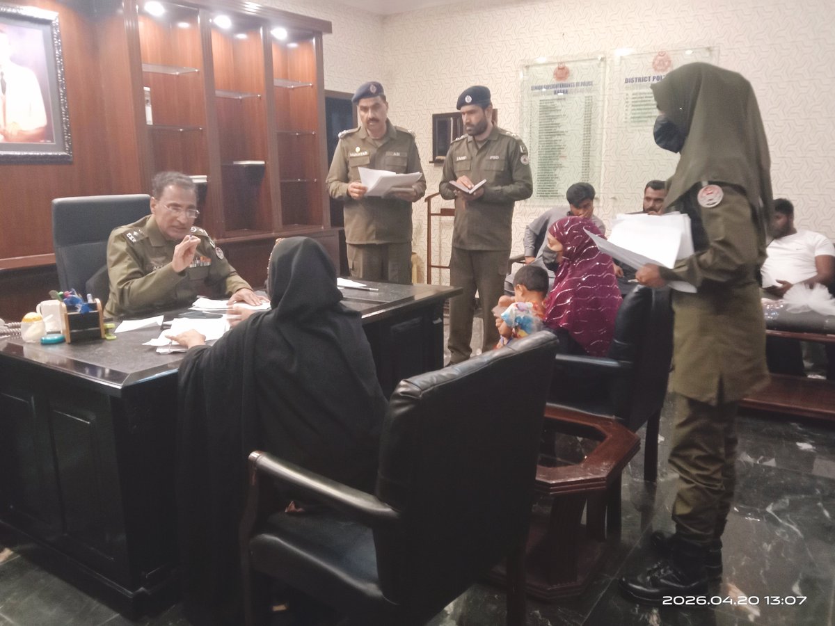 Police_Kasur's tweet image. ڈی پی او قصور آفتاب احمد پھلروان  نے "اوپن ڈور پالیسی" کے تحت اپنے آفس میں کھلی کچہری کا انقعاد کیا، شہریوں کی پولیس کے متعلق شکایات کو سنا اور ان کے حل کے لیۓ موقع پر ہی احکامات جاری کیۓ
#PunjabPolice #awareness #CrimeFreeKasur