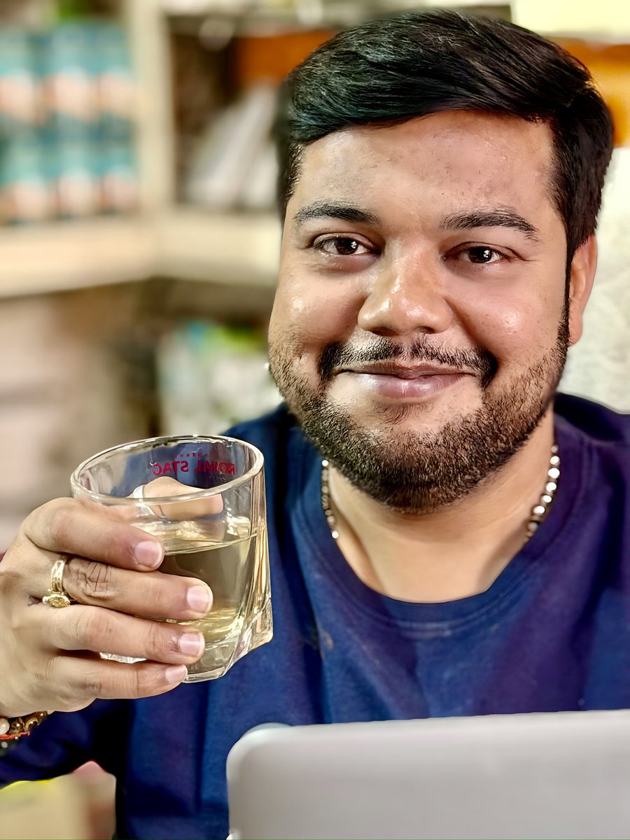 amitshekharboss's tweet image. Kaam aisa karo ki aapki pehchaan ban jaye, aur muskurahat aisi rakho ki duniya hairan reh jaye. Business aur life, dono mein balance hi asli success hai. 💼✨

 #RKTraders #BusinessMindset #SuccessStory #EntrepreneurLife #WorkHardPartyHarder #AmitKumarSharma