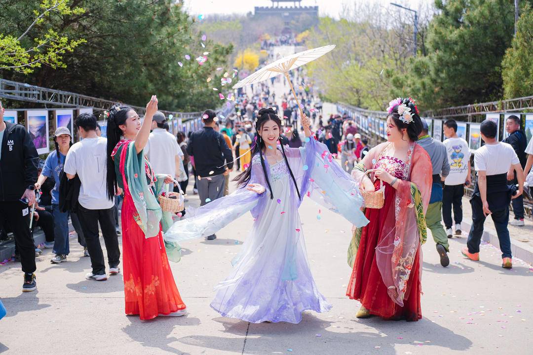 LiaoningC's tweet photo. The 2026 Dahei Mountain Azalea Festival has started in #Dalian, #Liaoning Province! Endless purple azaleas cover the mountain, and elegant hanfu shows create a fairy-tale spring atmosphere.
#LiaoningTravel #SpringChina #ChinaTravel #ChineseHanfu https://t.co/NgtKUPfFVb