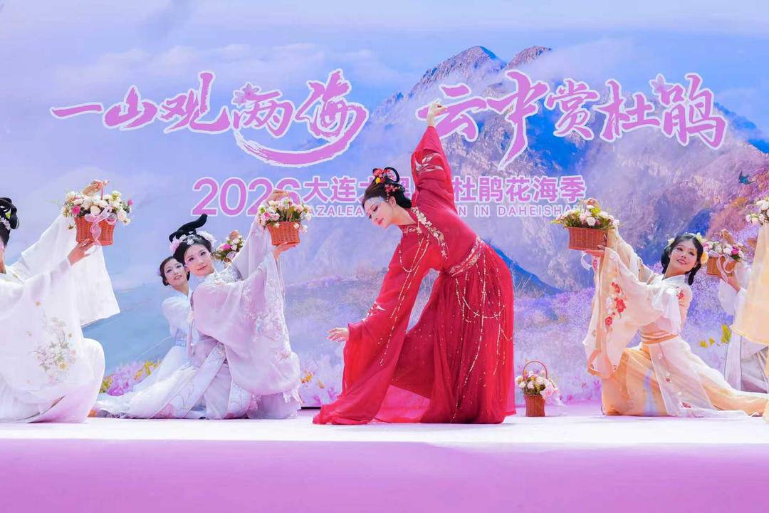 LiaoningC's tweet photo. The 2026 Dahei Mountain Azalea Festival has started in #Dalian, #Liaoning Province! Endless purple azaleas cover the mountain, and elegant hanfu shows create a fairy-tale spring atmosphere.
#LiaoningTravel #SpringChina #ChinaTravel #ChineseHanfu https://t.co/NgtKUPfFVb
