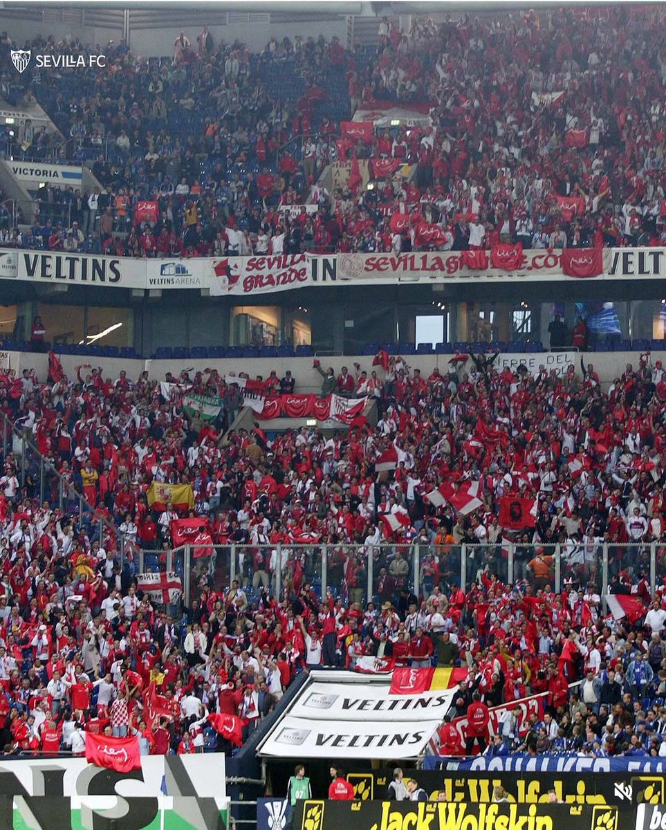 elsevillistacom's tweet image. Este lunes 20 se cumplen 20 años de la famosa ‘Colina de Gelsenkirchen’, aquel histórico desplazamiento de 3.000 aproximadamente, que se desplazaron para arropar a su equipo contra el @s04_es en el que disfrutaron de las primeras semifinales del #SevillaFC en Europa.
#UEL