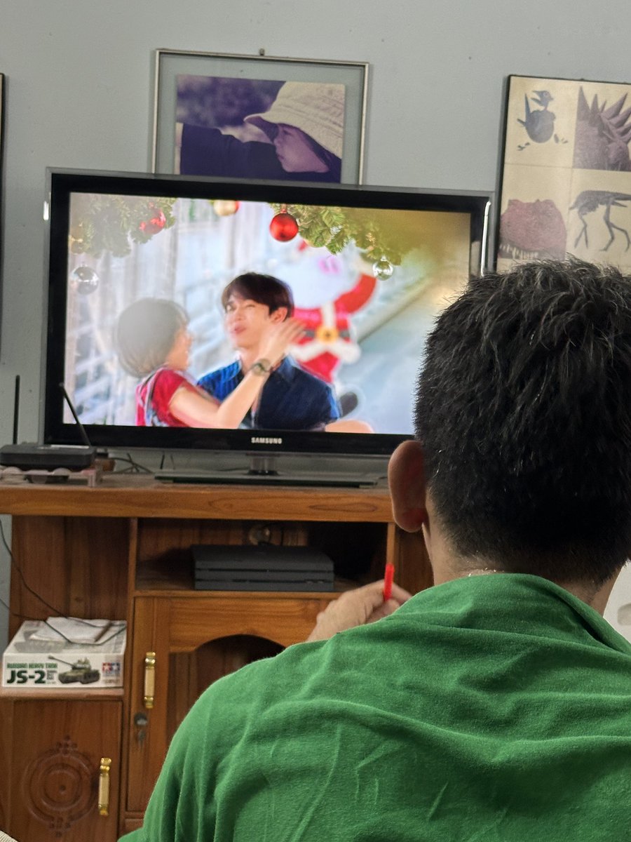 minminiammin's tweet image. นิววี่ทำไรกับป๊าชั้น ป๊าชั้นดูเรื่องนี้มาหลายวันแล้ว 🤔 #Newwiee