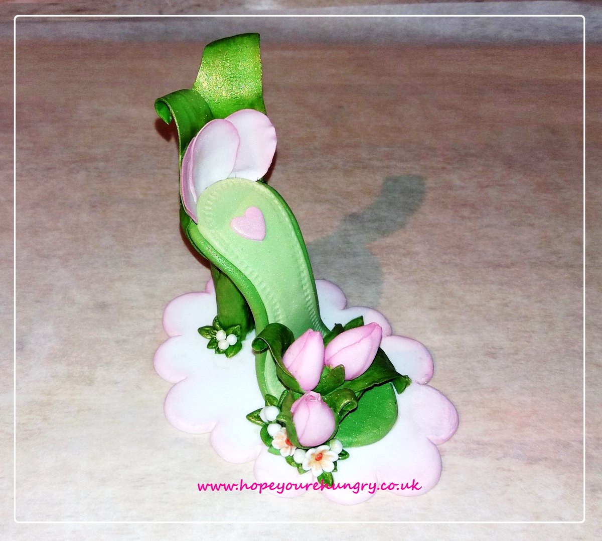 re_hungry's tweet image. Good morning lovely Hungrys! It's a beautiful #Monday &amp;amp; a sparkly week of #sugarart! Thank you for your kind support, it's much appreciated. Dancing into the week with my Tiptoes Through The Tulips sugar shoe. Have a #delicious new week &amp;amp; stay hungry! ;) x #bakeithappen #cake