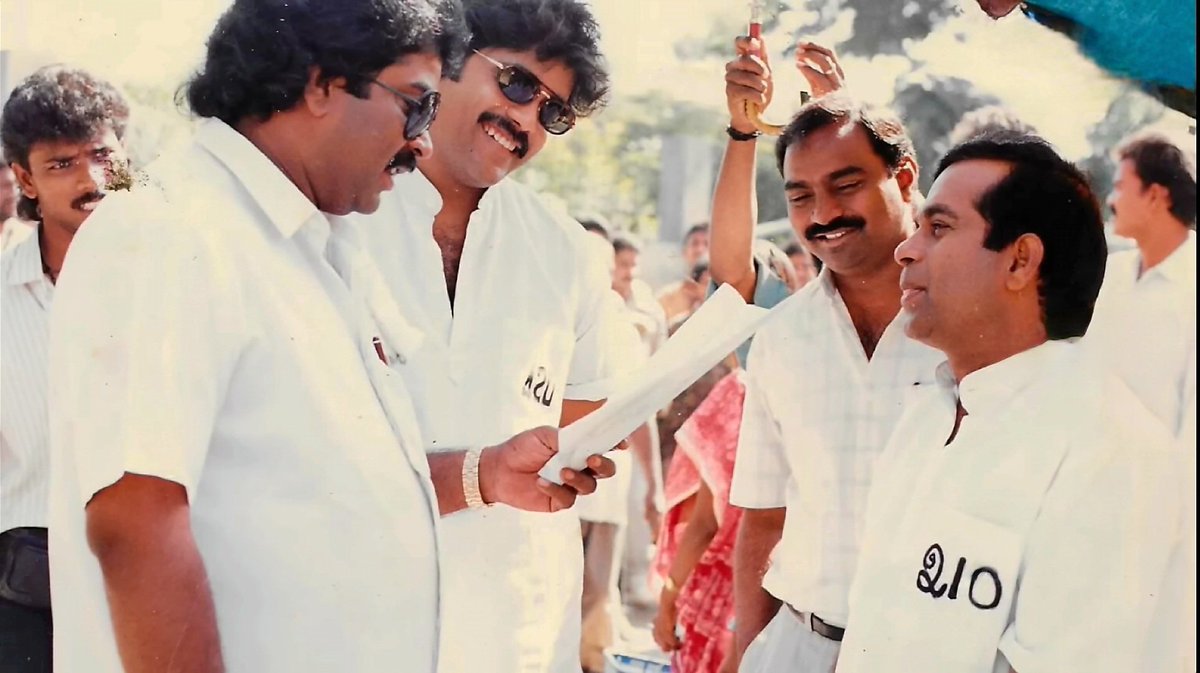 SkydreamMedia's tweet photo. Tollywood Blockbuster Files : #HelloBrother
ఇండస్ట్రీ హిట్ జస్ట్ మిస్ అయిన కమర్షియల్ క్లాసిక్ 🔥
ఒక సినిమా క్లాస్ మూవీగా హిట్ అవ్వచ్చు లేదా మాస్ మూవీగా హిట్ అవ్వచ్చు. కామెడీ మూవీగా ఒక ప్రత్యేక గుర్తింపు పొందొచ్చు. క్లాసిక్ గా నిలబడిపోవచ్చు. కానీ ఈ ఫోర్ క్యేటగిరీస్ ని ఒక సినిమా సొంతం చేసుకుందంటే ఆ సినిమాని అరుదైన -అద్భుతమైన సినిమాగా పేర్కొనాలి. అలాంటివి మన తెలుగులో వేళ్ళ మీద లెక్క పెట్టే సంఖ్యలోనే ఉన్నాయి. వాటిలో ఒకటి హలో బ్రదర్ .
అది 1993 .... వారసుడు రిలీజ్ అయి సూపర్ హిట్ దిశగా దూసుకెళ్తున్న రోజులు. ఆ మూవీ డైరెక్టర్ ఈవివి సత్యనారాయణ గారు ....నాగార్జున ని అభినందించడానికి నాగ్ ఇంటికి వెళ్ళాడు. ఆ ఆనందంలో నెక్స్ట్ ఇంకో సినిమా చేద్దాం కథ రెడీ చేయని చెప్పాడు నాగ్ . దుర్గా ఆర్ట్స్ నారాయణ గారికి సినిమా నిర్మాణ బాధ్యతలు అప్పజెప్పాడు నాగార్జున. ఈవీవీకి కి ఒక పక్క వారసుడు హిట్ తో ఆనందం , ఇంకో పక్క మళ్ళీ ఇంకో సినిమా అంటే వారసుడు ని మించి తీయాలి అనే టెన్షన్ . ఈసారి నాగార్జున గారిని ఎలా చూపించాలి? ఏ కథ రాసుకోవాలి ? ఒకటే ఆలోచన. తనకి బాగా ఫ్రెండ్ అయిన ఎల్బి శ్రీరామ్ సలహా అడిగాడు ఇవివి . అప్పటిదాకా నాగార్జునలో ఎవ్వరూ చూడని యాంగిల్ పూర్తి స్థాయిలో కామెడీ ...అలాంటి మూవీ చేయమని చెప్పాడు ఎల్బి శ్రీరామ్ .
హమ్మయ్య స్టోరీ ఐడియా వచ్చేసింది. ఇక కాన్సెప్ట్ రెడీ చేయాలి ... ఎప్పటినుండో హాంకాంగ్ యాక్షన్ కామెడీ డ్రామా మూవీ ట్విన్ డ్రాగన్స్ కథ ఇన్స్పిరేషన్ తో ఒక సినిమా చేయాలనుకుంటున్నాడు ఇవివి . నాగార్జునకి చెబితే ఓకే చెప్పేసాడు . ఇప్పుడు ఆ సినిమా బేసిక్ థీమ్ తీసుకొని రైటర్స్ రమణి , ఎల్బి శ్రీరామ్ సహకారంతో ఫుల్ స్క్రిప్ట్ సిద్ధం చేశాడు. డైలాగ్స్ అన్ని ఎల్బి శ్రీరామ్ రాశాడు. ఇవివి అంతకుముందు నాగబాబు హీరోగా తానే డైరెక్ట్ చేసిన 420 మూవీలో కొన్ని కామెడీ సీన్స్ , డైలాగ్స్ ..ఈ కధలో వాడేశారు. నాగార్జునకు కథ వినిపిస్తే దేవా క్యారెక్టరైజేషన్ కోసమే మూవీ ఒప్పేసుకున్నాడు. హీరోయిన్స్ గా రమ్యకృష్ణ ,సౌందర్య . మిగిలిన కాాస్టింగ్ అండ్ టెక్నీషియన్స్ ని సెలెక్ట్ చేసుకొని 1993 అక్టోబర్ లో షూటింగ్ మొదలు పెట్టారు. అన్నపూర్ణ స్టూడియో, చెన్నై ,ఊటీలలో షూటింగ్ అంతా కంప్లీట్ చేశారు. బడ్జెట్ రెండున్నర కోట్లు . టైటిల్ విషయంలో చాలా అనుకున్నారు. చివరికి హలో బ్రదర్ ఫిక్స్ అయ్యారు. ఈ సినిమాలో ఇద్దరు నాగార్జునలు ఉండే సన్నివేశాల్లో నాగార్జునకి డూప్ గా నటుడు శ్రీకాంత్ నటించాడు .
అలా ఏప్రిల్ 20 1994 లో 69 ప్రింట్లతో రిలీజ్ అయింది హలో బ్రదర్. అదే సంవత్సరం జనవరిలో హై ఎక్స్పెక్టేషన్స్ తో రిలీజ్ అయి ఫ్లాప్ అయింది గోవింద గోవిందా . అందువల్ల మూవీ పై హైప్ తగ్గించడానికి తక్కువ ప్రింట్లతో రిలీజ్ చేశారు హలో బ్రదర్. నాగార్జున ఫస్ట్ టైం డ్యూయల్ రోల్ చేస్తున్నాడు అనే ఆసక్తితో ఫ్యాన్స్ అండ్ ఆడియన్స్ మూవీకి వెళ్ళారు. సినిమా చూసిన అందరికీ కొత్త తరహా అనుభూతిని ఇచ్చింది హలో బ్రదర్. అప్పటిదాకా డబుల్ రోల్ మూవీస్ ఎన్నో చూశారు కానీ ఇది చాలా వెరైటీగా ఉందే? ఇద్దరు కవలలు ఒకేలా ప్రవర్తించడం అనేది అప్పటిదాకా ఇండియన్ స్క్రీన్ మీద ఎవ్వరూ చూడలేదు. దానికి తోడు పగలబడి నవ్వే కామెడీ . మాస్ ,క్లాస్ ,ఫ్యామిలీస్ అనే తేడా లేకుండా అంతా ఎగబడి చూశారు ఈ సినిమాని .
పాటలైతే ఎవర్ గ్రీన్ హిట్స్ . ప్రియరాగాలే , కన్నెపెట్టరో కన్ను కొట్టరో లాంటి సాంగ్స్ ఒక ఊపు ఊపేసాయి . కన్నెపెట్టరో సాంగ్ లో ముగ్గురు హీరోయిన్స్ అప్పట్లో ఒక స్పెషల్ అట్రాక్షన్ . కోటా శ్రీనివాసరావు ,మల్లికార్జునరావు కామెడీ హిలేరియస్ హిట్ . ఇక డైలాగ్స్ ఇప్పటికీ చాలా మందికి గుర్తుండే ఉంటాయి .
నాగార్జున రెండు క్యారెక్టర్స్ లో అల్టిమేట్ పర్ఫార్మెన్స్ ఇచ్చాడు. కామెడీ, మాస్, రొమాన్స్ అన్నింటిలో ఇరగదీశాడు. కామెడీలో కూడా తను టాప్ అని ప్రూవ్ చేసుకున్నాడు. ఈ సినిమాతో నాగార్జున బాక్సాఫీస్ రేంజ్ డబుల్ అయింది . హీరోయిన్ గా సౌందర్యకు ఇది బిగ్ బ్రేక్. టాప్ హీరోస్ తో యాక్ట్ చేయడానికి తనకు అవకాశాలు వచ్చిపడ్డాయి.ఇవివి గారు వన్ ఆఫ్ ది టాప్ డైరెక్టర్స్ అయ్యాడు. తనకి ఏకంగా చిరంజీవి నుండే ఆఫర్ వచ్చింది . దుర్గ ఆర్ట్స్ వాళ్ళు నిర్మాతలుగా స్థిరపడిపోయారు . ఇప్పుడు మహేష్ బాబుతో తీస్తున్న వారణాసి వాళ్లదే .
ఇక హలో బ్రదర్ బాక్స్ ఆఫీస్ విషయానికి వస్తే 69 ప్రింట్లతో రిలీజ్ అయిన ఈ మూవీ ఫస్ట్ వీక్ కోటి రూపాయలకు పైగా షేర్ కలెక్ట్ చేసి సెన్సేషనల్ హిట్ అయింది . ఆ ప్రింట్స్ మీద కోటి షేర్ అంటే దిమ్మతిరిగే కలెక్షన్స్ అన్నట్టు . 70 కేంద్రాల్లో 50 రోజులు 24 కేంద్రాల్లో 100 రోజులు ఆడి చాలా ఏరియాలో ఆల్ టైం రికార్డ్స్ క్రియేట్ చేసింది. 100 రోజులకు ఈ మూవీ టోటల్ 9 కోట్లు వసూళ్లు సాధించి , ఇండస్ట్రీ హిట్ జస్ట్ మిస్ ,అయి అప్పటికి ఆల్ టైం టాప్ టూ గా నిలబడింది. ఆంధ్రా నైజాం సీడెడ్ ...ఈ మూడు ఏరియాస్ లోనూ కోటి రూపాయల షేర్ వసూలు చేసిన తొలి సినిమా ఇదే.
ఈ మూవీ కొన్ని మైండ్ బ్లోయింగ్ రికార్డ్స్ క్రియేట్ చేసింది . హైదరాబాద్ దేవి థియేటర్ లో 30 రోజులు నాలుగు షోలు మొత్తం 120 షోలు హౌస్ ఫుల్ అయి టోటల్ ఇండియా రికార్డ్ క్రియేట్ చేసింది. కడపలో రెండు థియేటర్లలో 43 రోజులు ఆడి స్టేట్ రికార్డ్ సృష్టించింది. సైడ్ థియేటర్లో 40 రోజులు ఆడి ఇప్పటికీ కడపలో రికార్డ్ గానే మిగిలిపోయింది. అలానే కడపలో 672 షోలు 100 రోజులు ప్రదర్శించబడి రాయలసీమ రికార్డ్ క్రియేట్ చేసింది. విజయవాడలో హైయెస్ట్ గ్రాస్ కలెక్ట్ చేసి ఆంధ్ర ఏరియా రికార్డ్. భీమవరం గోవర్ధన్ థియేటర్ లో 100వ రోజు హౌస్ ఫుల్ అయి ఆ క్రౌడ్ తట్టుకోలేక పోలీసులు రావలసి వచ్చింది
నైజాంలో ఆల్ టైం రికార్డ్ ..సీడెడ్ లో ఆల్ టైం రికార్డ్ . ఆంధ్రాలో రికార్డ్ మిస్ అయింది లేకపోతే ఇండస్ట్రీ హిట్ మూవీ అయ్యేది . ఈ మూవీని తమిళ్లో డబ్ చేస్తే అక్కడ కూడా హిట్ అయింది. కర్ణాటకలో హైయెస్ట్ గ్రాస్ వసూలు చేసిన రెండో చిత్రంగా భైరవద్వీపం తర్వాతి స్థానంలో నిలిచింది. నాగార్జున స్టార్ పవర్ ని ప్రూవ్ చేసిన ఈ సినిమా తర్వాత కన్నడలో రవిచంద్రన్ ,హిందీలో సల్మాన్ ఖాన్ రీమేక్ చేశారు. రెండు భాషల్లోనూ హిట్ అయింది. ఇక ఈ మూవీకి మ్యూజిక్ అందించిన రాజ్ కోటి బెస్ట్ మ్యూజిక్ డైరెక్టర్ గా నంది అవార్డు అందుకున్నాడు. ఆడియో సేల్స్ లో కూడా హలో బ్రదర్ అప్పటికి ఆల్ టైం రికార్డ్ .
ఈ మూవీకి సంబంధించి కొన్ని ఇంట్రెస్టింగ్ ఫాక్ట్స్ చూసుకుంటే ...
* డైరెక్టర్ ఎన్ శంకర్ ఈ మూవీకి అసిస్టెంట్ డైరెక్టర్ గా వర్క్ చేశాడు.*
* హలో బ్రదర్ అని అందరినీ క్యాజువల్ గా పలకరించేలా చేసింది ఈ మూవీ *
* హలో బ్రదర్ ఆడియో సేల్స్ అప్పట్లో ఒక సంచలనం .మూడు లక్షలకు పైగా క్యాసెట్స్ అమ్ముడిపోయాయి.*
* గోవింద గోవింద ఫ్లాప్ తో నిరాశలో ఉన్న నాక్ ఫ్యాన్స్ కి మంచి కిక్ ఇచ్చింది హలో బ్రదర్. *
* నాగార్జున కెరీర్ లో వన్ ఆఫ్ ది బెస్ట్ డాన్స్ నెంబర్స్ లో ఒకటైన కన్నెపెట్టరో పాటకు ప్రభుదేవ కొరియోగ్రఫీ చేశాడు.*
* ఈ మూవీ స్పెషల్ షో చూసిన మెగాస్టార్ చిరంజీవి ఈవీవి తో సినిమా కమిట్ అయ్యాడు.*
చివరిగా హలో బ్రదర్ మూవీ నాగ్ కెరీర్ లో ఎప్పటికీ టాప్ ఫైవ్ లో ఒకటి . నాగార్జున ఫ్యాన్స్ కు నచ్చిన మూవీస్ లో కూడా హలో బ్రదర్ టాప్ లో ఉంటుంది. అలానే టాలీవుడ్ లో వన్ ఆఫ్ ద రేర్ కమర్షియల్ క్లాసిక్స్ లో హలో బ్రదర్ ఒకటి. #Nagarjuna