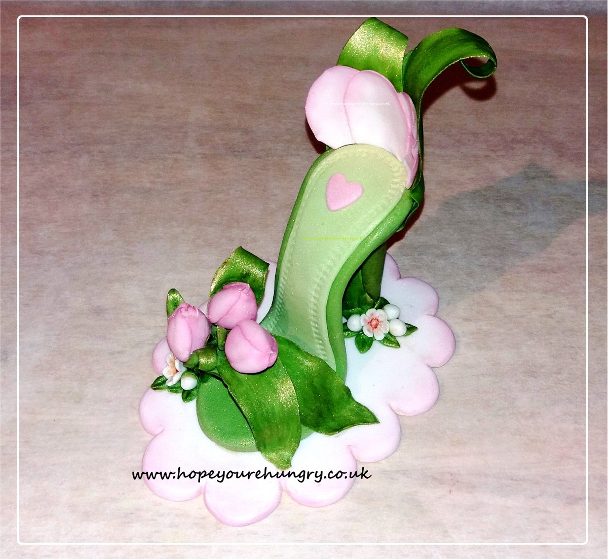 re_hungry's tweet image. Good morning lovely Hungrys! It's a beautiful #Monday &amp;amp; a sparkly week of #sugarart! Thank you for your kind support, it's much appreciated. Dancing into the week with my Tiptoes Through The Tulips sugar shoe. Have a #delicious new week &amp;amp; stay hungry! ;) x #bakeithappen #cake