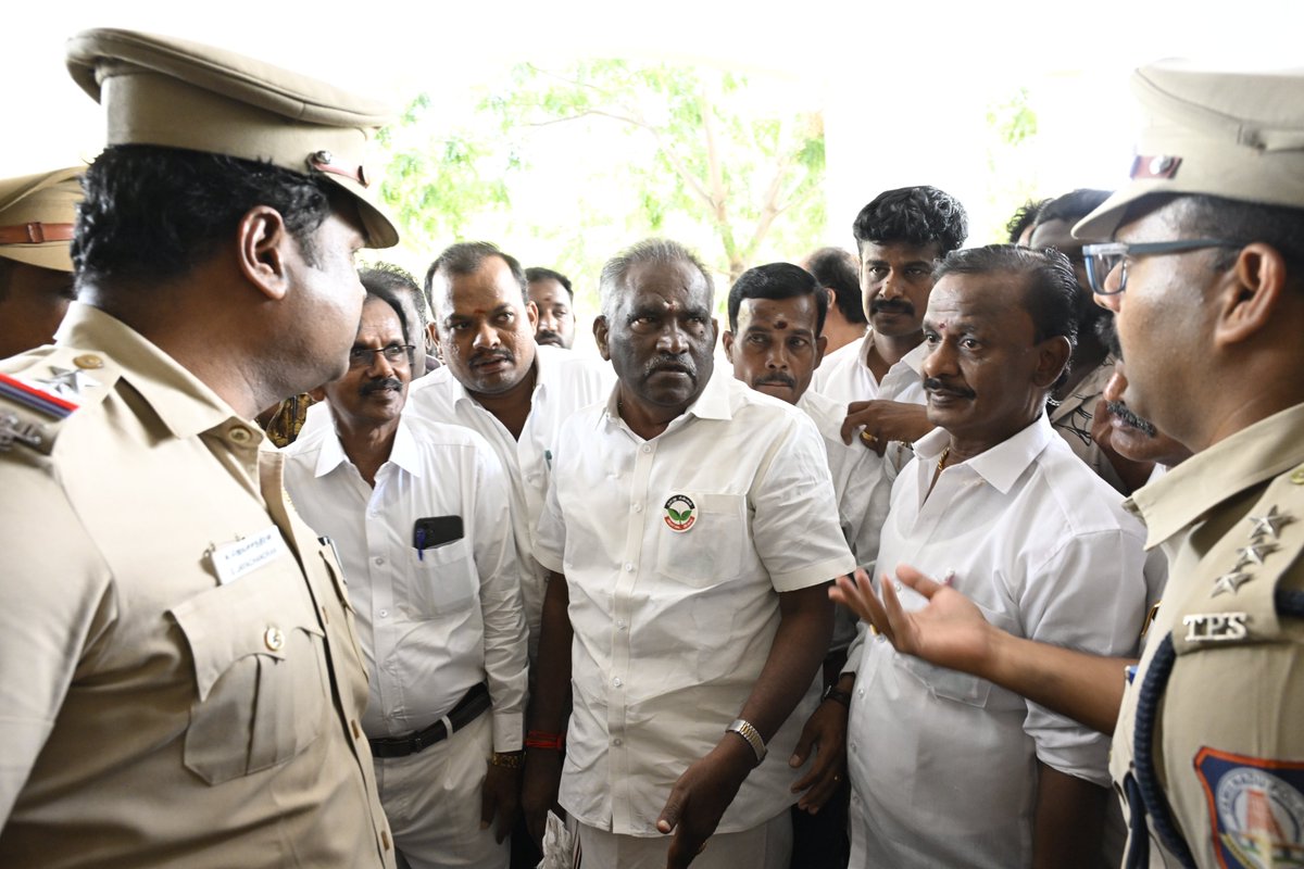 peri_periasamy's tweet image. #AIADMK candidate for the #Coimbatore South Assembly constituency, Amman K. Arjunan, submitted a petition to the District Collector on Monday, alleging that the #DMK was distributing cash among voters in the area ahead of the #AssemblyElections.
📸: @peri_periasamy / @THChennai
