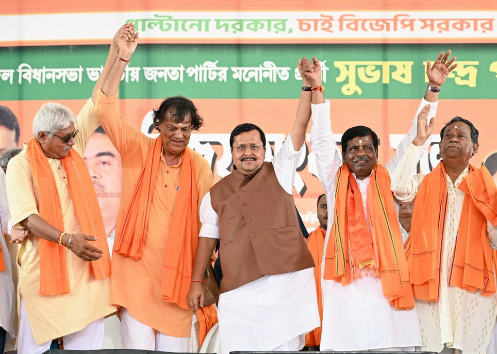 NitinNabin's tweet photo. ऐतिहासिक महिषादल की धरती से आज परिवर्तन की गूँज और प्रबल हुई है। 'इंडी गठबंधन' के दलों ने केवल अपने परिवार और भ्रष्टाचार की चिंता की है, जबकि मोदी जी की 'गारंटी' ने पश्चिम बंगाल के किसानों और श्रमिकों को सीधा लाभ पहुँचाया है। अब समय आ गया है कि पश्चिम बंगाल को इन विकास-विरोधी ताकतों से मुक्त कर सुशासन की नई नींव रखी जाए।

ঐতিহাসিক মহিষাদলের মাটি থেকে আজ পরিবর্তনের আওয়াজ আরও জোরালো হয়ে উঠেছে। ‘ইন্ডি জোট’-এর দলগুলো শুধু নিজেদের পরিবার ও দুর্নীতির চিন্তাতেই ব্যস্ত থেকেছে, আর অন্যদিকে মোদীজির ‘গ্যারান্টি’ বাংলার কৃষক ও শ্রমিকদের সরাসরি উপকৃত করেছে। এখন সময় এসেছে, পশ্চিমবঙ্গকে এই উন্নয়ন-বিরোধী শক্তির হাত থেকে মুক্ত করে সুশাসনের নতুন ভিত গড়ে তোলার।

@BJP4Bengal