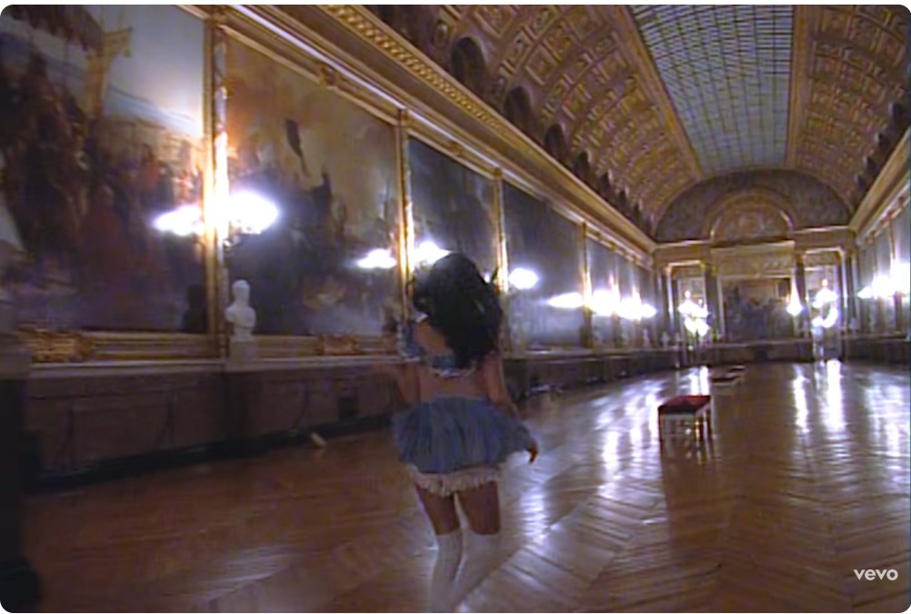 FrenchEmbassyPH's tweet image. 🇵🇭 Filipino-American pop star @oliviarodrigo filmed her music video for “drop dead” at the Château de Versailles 🇫🇷✨

🏛️ A #UNESCO World Heritage Site, the palace is famed for its architecture, gardens, and influence on European art.

📷: Olivia Rodrigo/YouTube