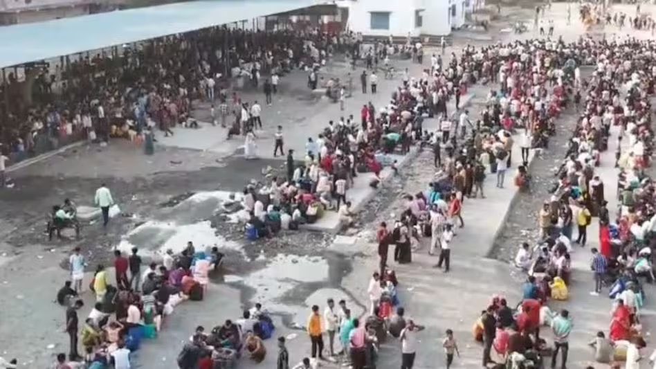 VickramSwamiINC's tweet image. सूरत स्टेशन से लौटते कदम बता रहे हैं
गैस की मार ने चूल्हा भी बुझाया, 
रोज़गार भी खाया,मज़दूर जाग गए… 
बस सरकार अब भी सो रही है !

भाजपा नेताओ से ज़रूर पूछे #LPG संकट पर विशेष सत्र कब होगा ?