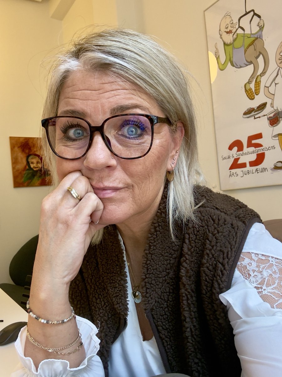 Tanifoa74's tweet photo. 🚨 Flere demensramte – flere konflikter i ældreplejen

Flere ældre med demens = flere tilfælde af udadreagerende adfærd.

Men problemet er ikke kun borgerne – det er også mangel på tid, hænder og faglighed.

Vi kan forebygge mere, hvis vi prioriterer bedre rammer.

#ældrepleje #demens #arbejdsmiljø #velfærd