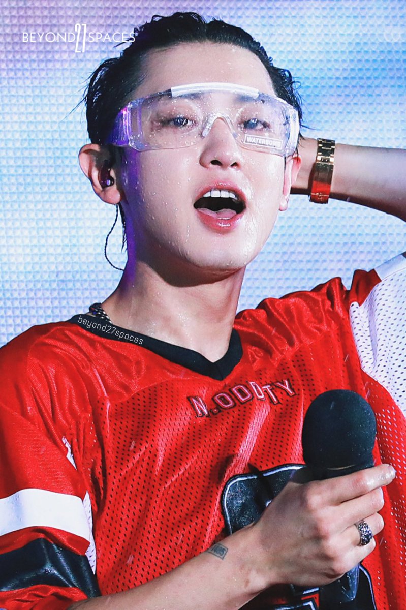 Chanyeol Thirst Traps tweet media