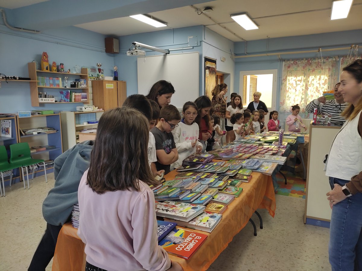 c_umbrete's tweet photo. SEMANA CULTURAL. FERIA DEL LIBRO.
Hoy inauguramos la Feria de libro con la colaboración de la AMPA. https://t.co/jMmzvotjyq