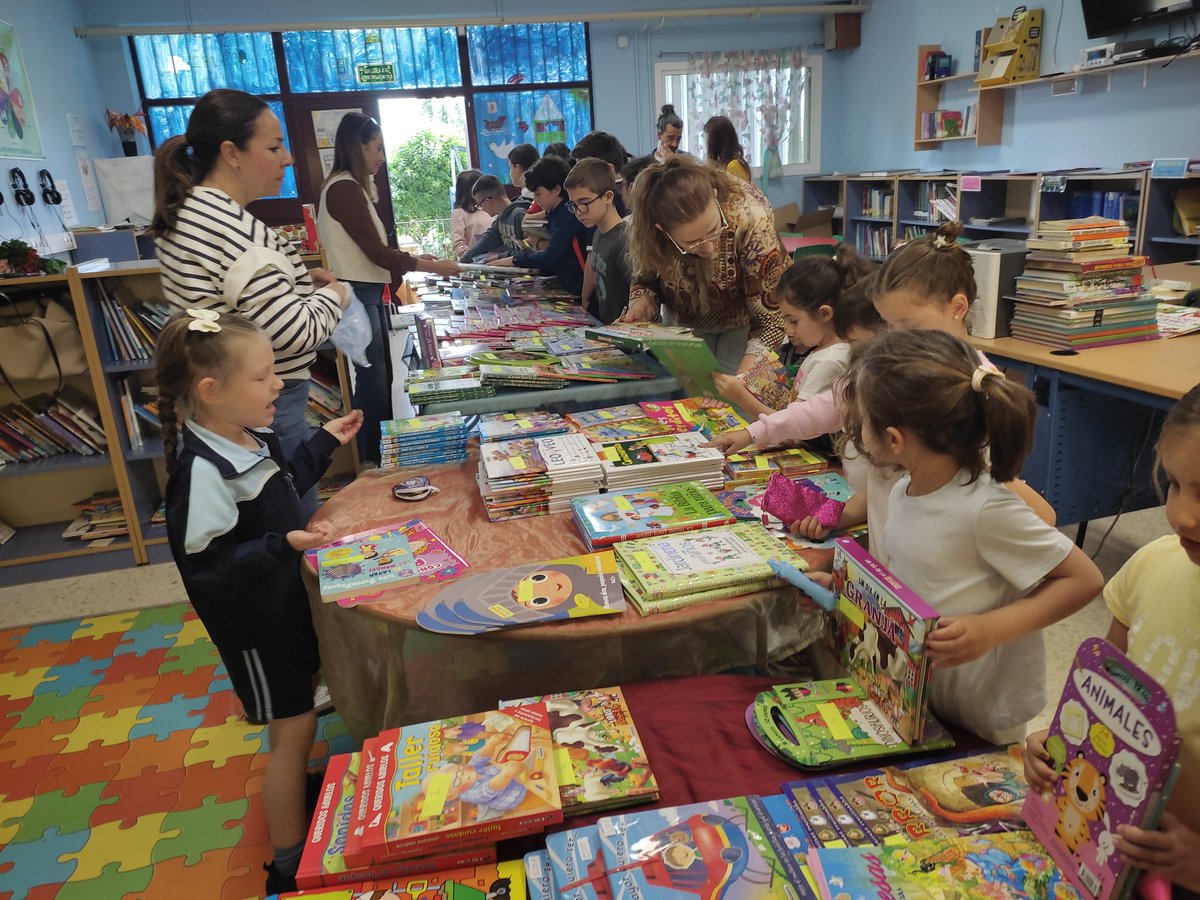 c_umbrete's tweet photo. SEMANA CULTURAL. FERIA DEL LIBRO.
Hoy inauguramos la Feria de libro con la colaboración de la AMPA. https://t.co/jMmzvotjyq
