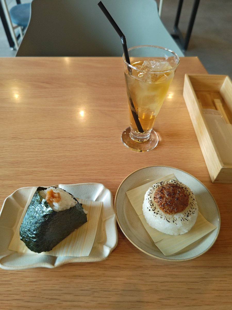 mintbeads's tweet photo. 旅の締めはオニギリ
ふじむすびcaféさざなみというお店
オニギリだけ食べたかったから2個頼んだら別々のお皿でした
お手数かけちゃった💦💦
飲み物は日本茶系が無かったような・・・
ということでぶどうジュース
まだまだ観光客の少ない所もあってのんびり楽しめました https://t.co/kVv0jMN3mU